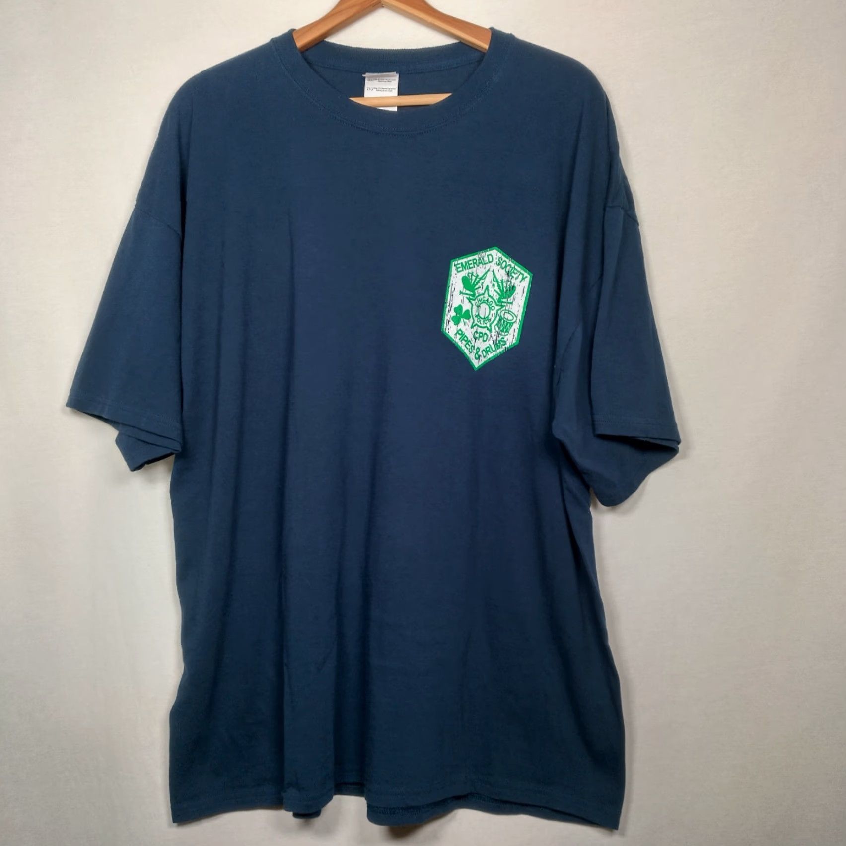 Gildan VINTAGE CPD Emerald Society Chicago Police Pipes and Drums Shirt 2XL Blue T-Shirt Men Crew Neck Short Sleeve Graphic Double-Sided Bagpipes Size US XXL / EU 58 / 5 - 2 Thumbnail