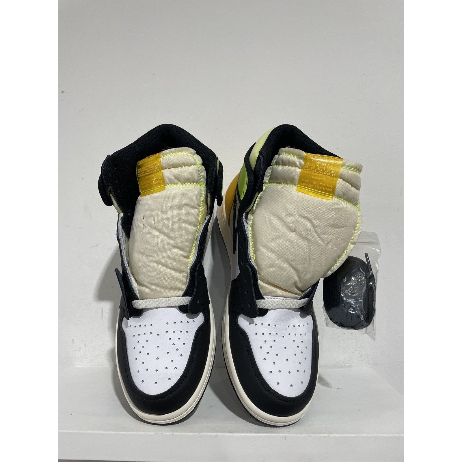 Jordan Brand NIKE JORDAN 1 HIGH WHITE BLACK VOLT UNIVERSITY GOLD Size US 10.5 / EU 43-44 - 3 Thumbnail