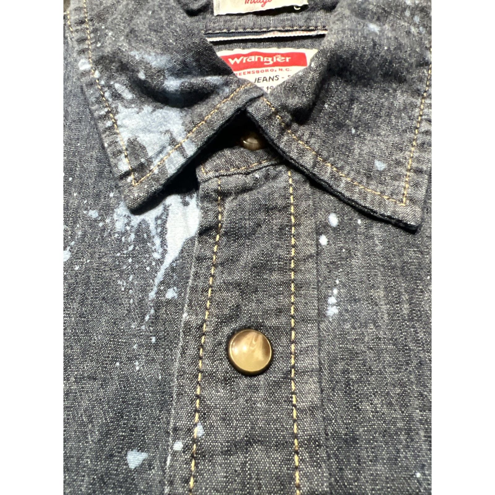 Wrangler Wrangler Indigo Denim Shirt Faded Acid Wash Pearl Snap Medium M Blue Denim Long Sleeve Button-Up Wrangler Mens Regular Pearl Snap Shirt M Size US M / EU 48-50 / 2 - 7 Thumbnail
