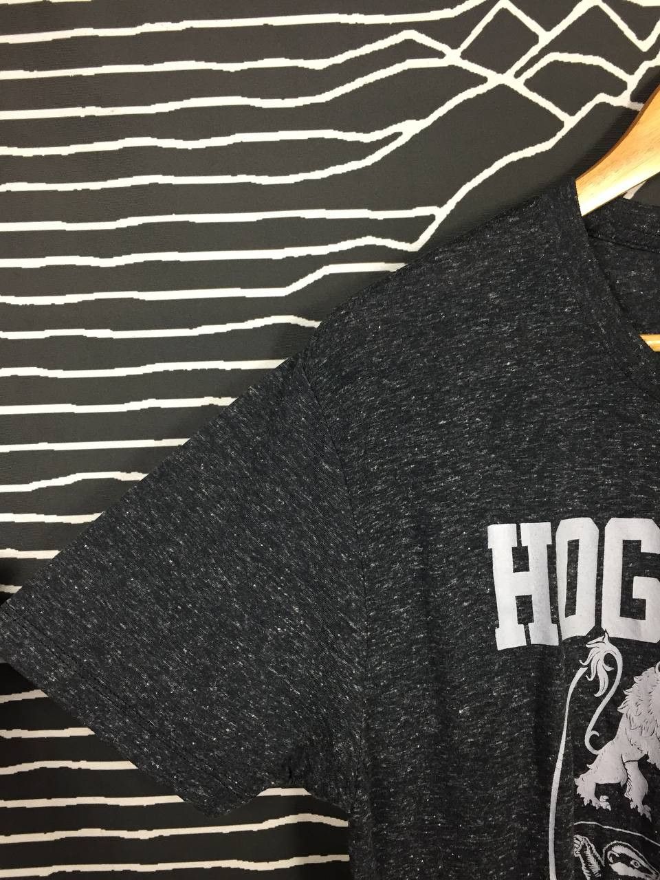 Vintage Harry Potter Hogwarts Crest Logo Wizarding World Tee Size US L / EU 52-54 / 3 - 5 Thumbnail