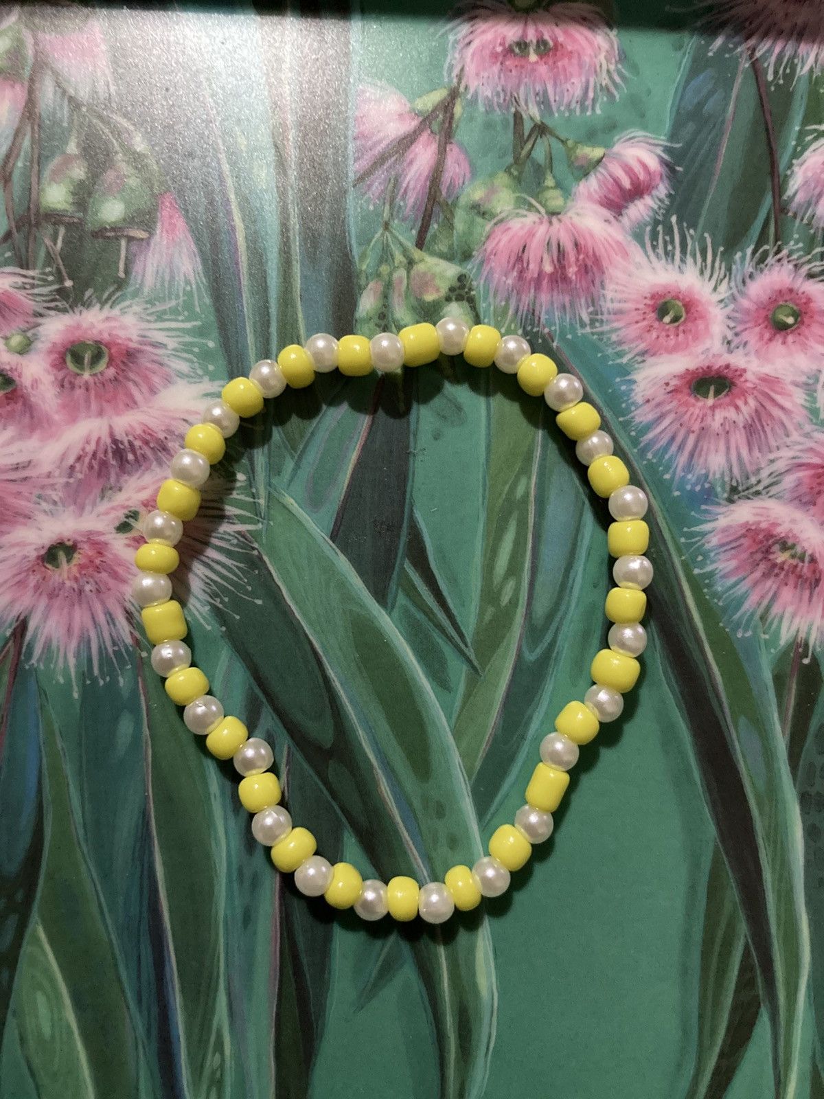 Handmade Yellow and faux pearl beaded bracelet Size ONE SIZE - 1 Thumbnail