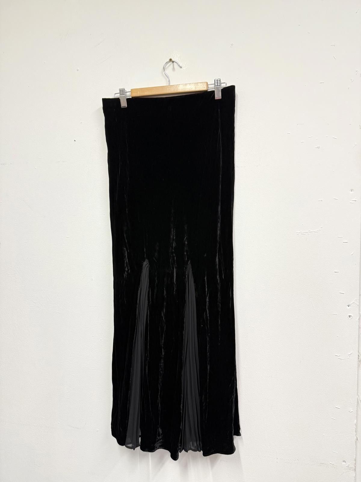 Other Aura Ashley Black Velvet Skirt with Pleated Detail Size UK Size 28" / US 6 / IT 42 - 4 Thumbnail