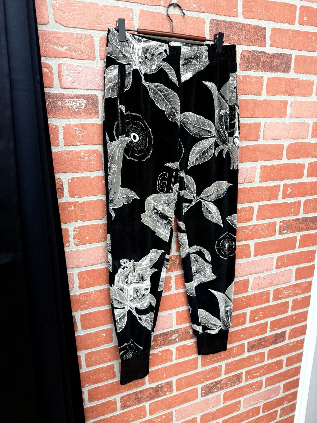 Givenchy Givenchy velvet floral lounge pants size M Size US 32 / EU 48 - 2 Thumbnail
