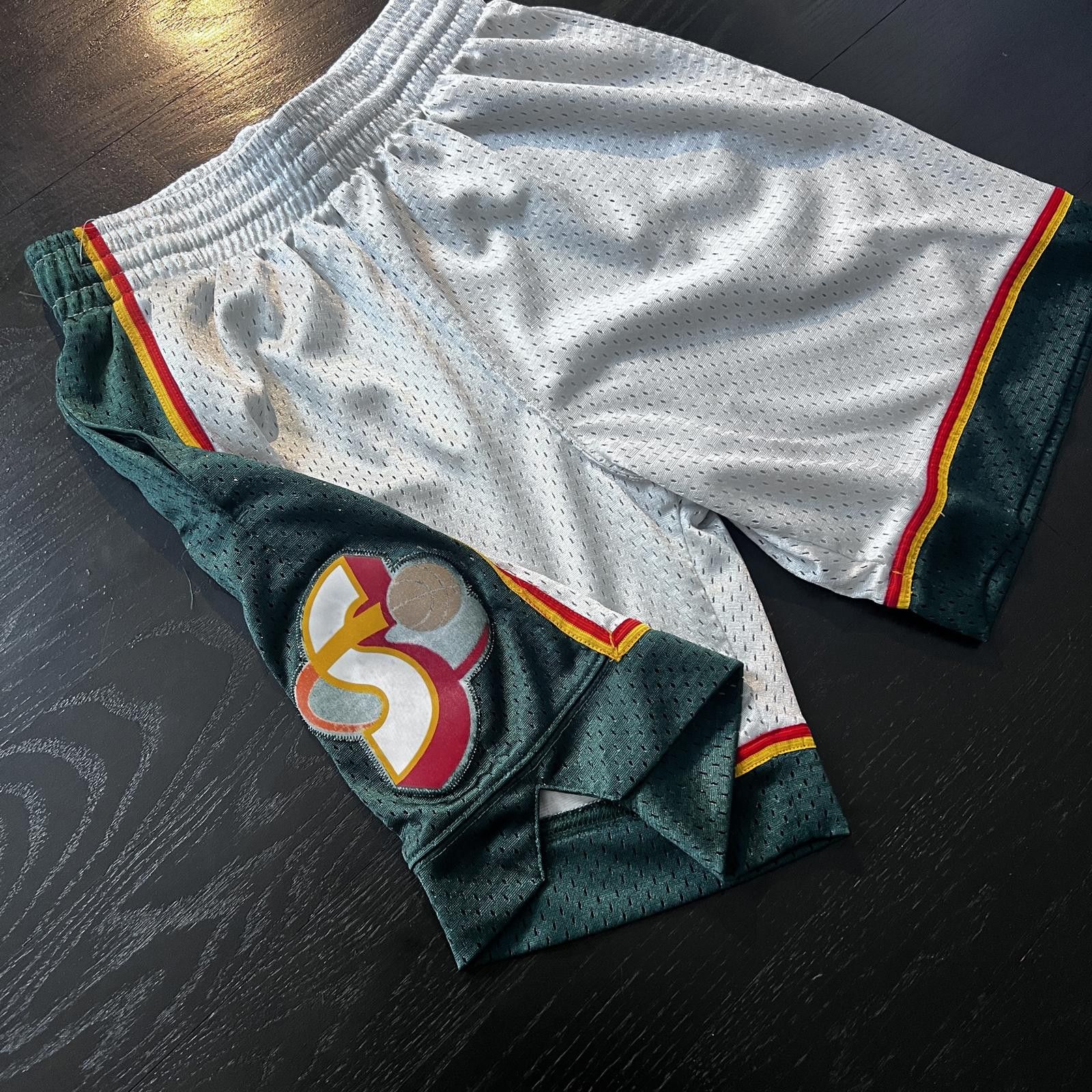 Mitchell & Ness Mitchell & Ness Seattle SuperSonics White Basketball Shorts Size US 30 / EU 46 - 2 Thumbnail