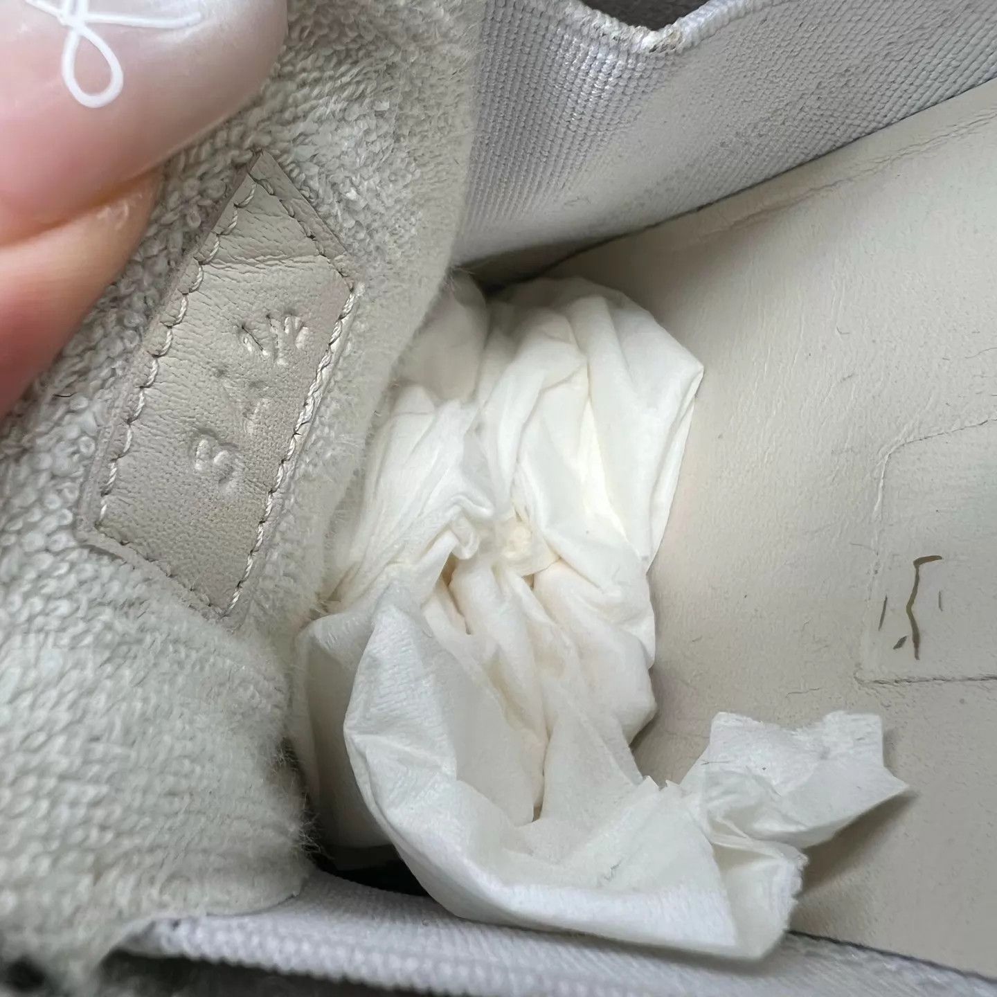 Gucci Gucci Women's No Logo Distressed Sneaker 34.5 Near New Size US 4 / IT 34 - 8 Thumbnail