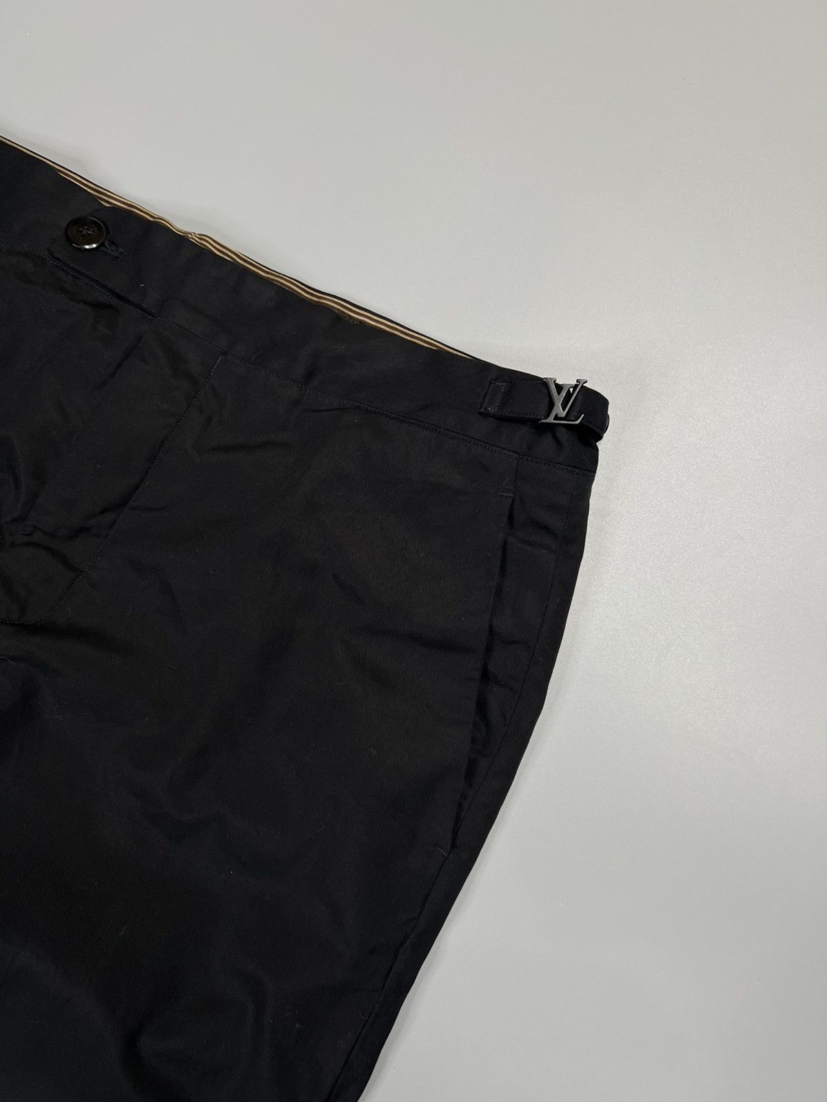 Louis Vuitton Grail Louis Vuitton Matte Black LV Logo waist buckle Trouser Size US 34 / EU 50 - 3 Thumbnail