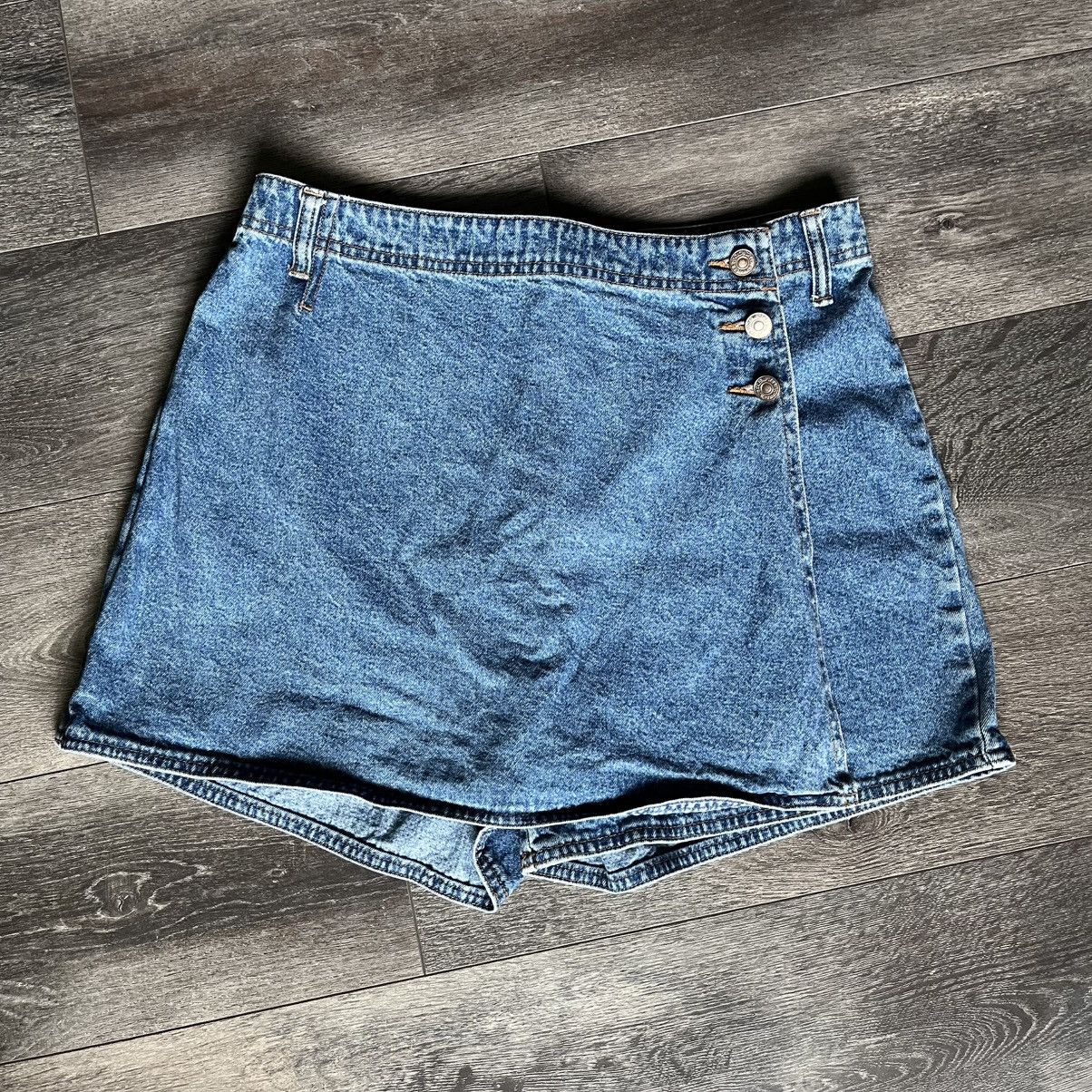 Levi's Vintage 1980s Levi’s Denim Jean Skort Slim Fit Tapered Leg Size 34" / US 12 / IT 48 - 1 Thumbnail