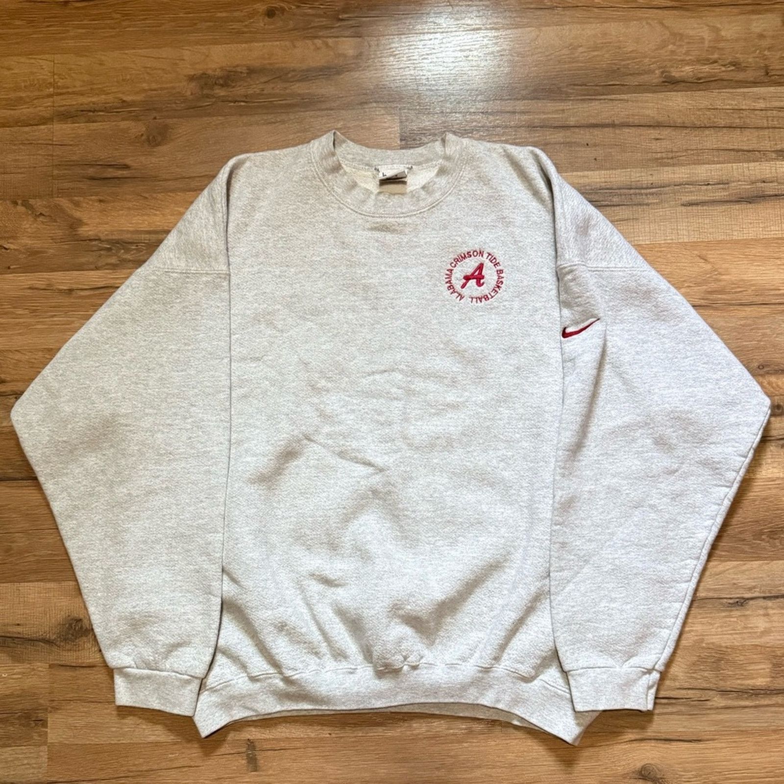 Nike 90s Nike Team Alabama Crimson Tide Basketball Crewneck Size US XL / EU 56 / 4 - 1 Thumbnail