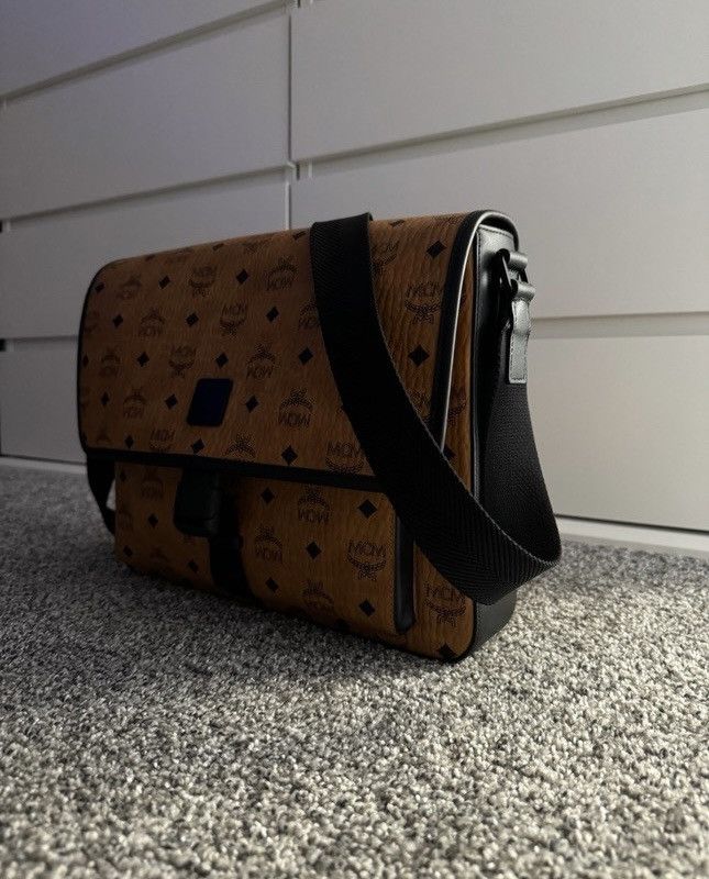 MCM Men's Klassik Medium Messenger Bag Size ONE SIZE - 2 Thumbnail