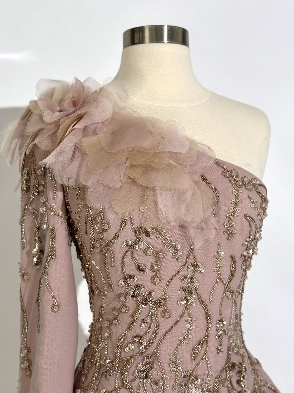 Other Brand New US 6 Tony Ward One Shoulder Gown with Gold Beading Size M / US 6-8 / IT 42-44 - 2 Thumbnail