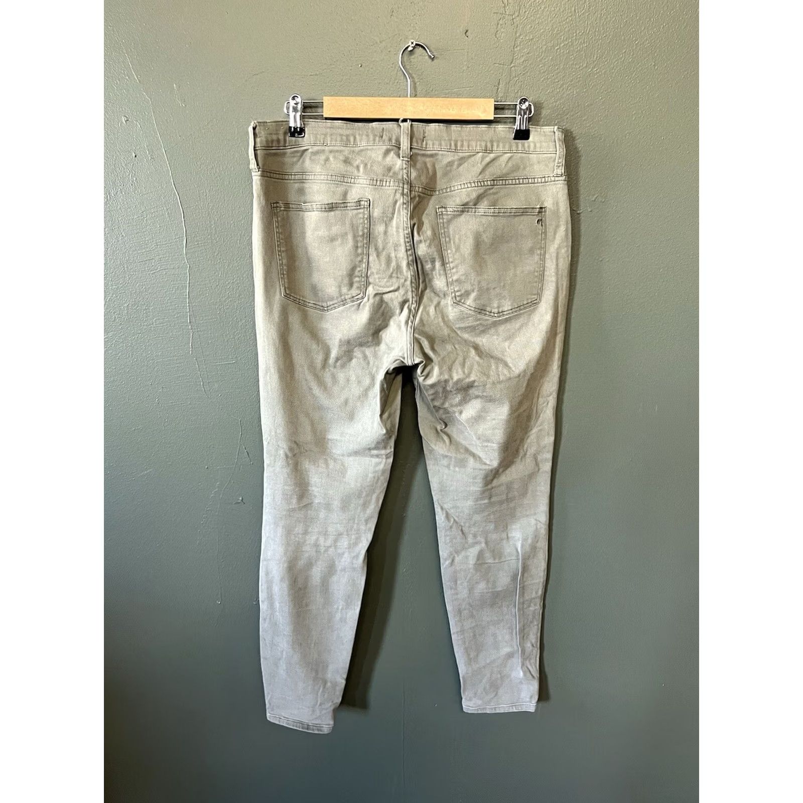 Madewell It focuses on the core attributes: "Madewell Womens," "Green High Riser Skinny Jeans," "Tapered," "Size 32. Size 24" / US 00 / IT 34 - 2 Thumbnail