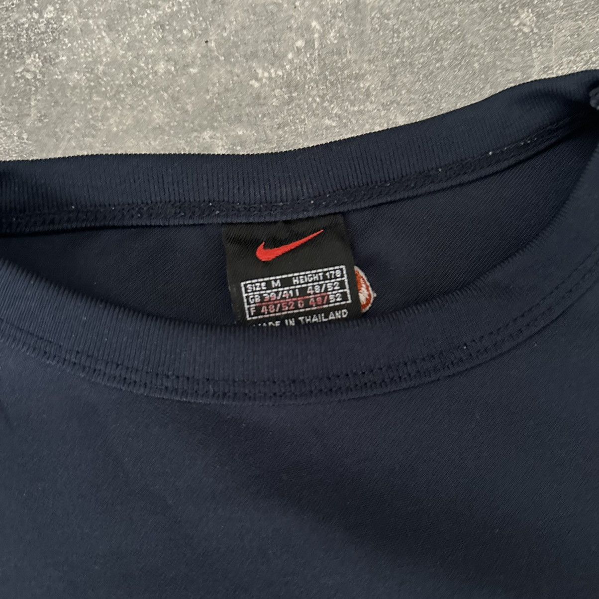 Nike × Vintage VINTAGE Nike Navy Centre-Logo Tee Size US M / EU 48-50 / 2 - 6 Thumbnail