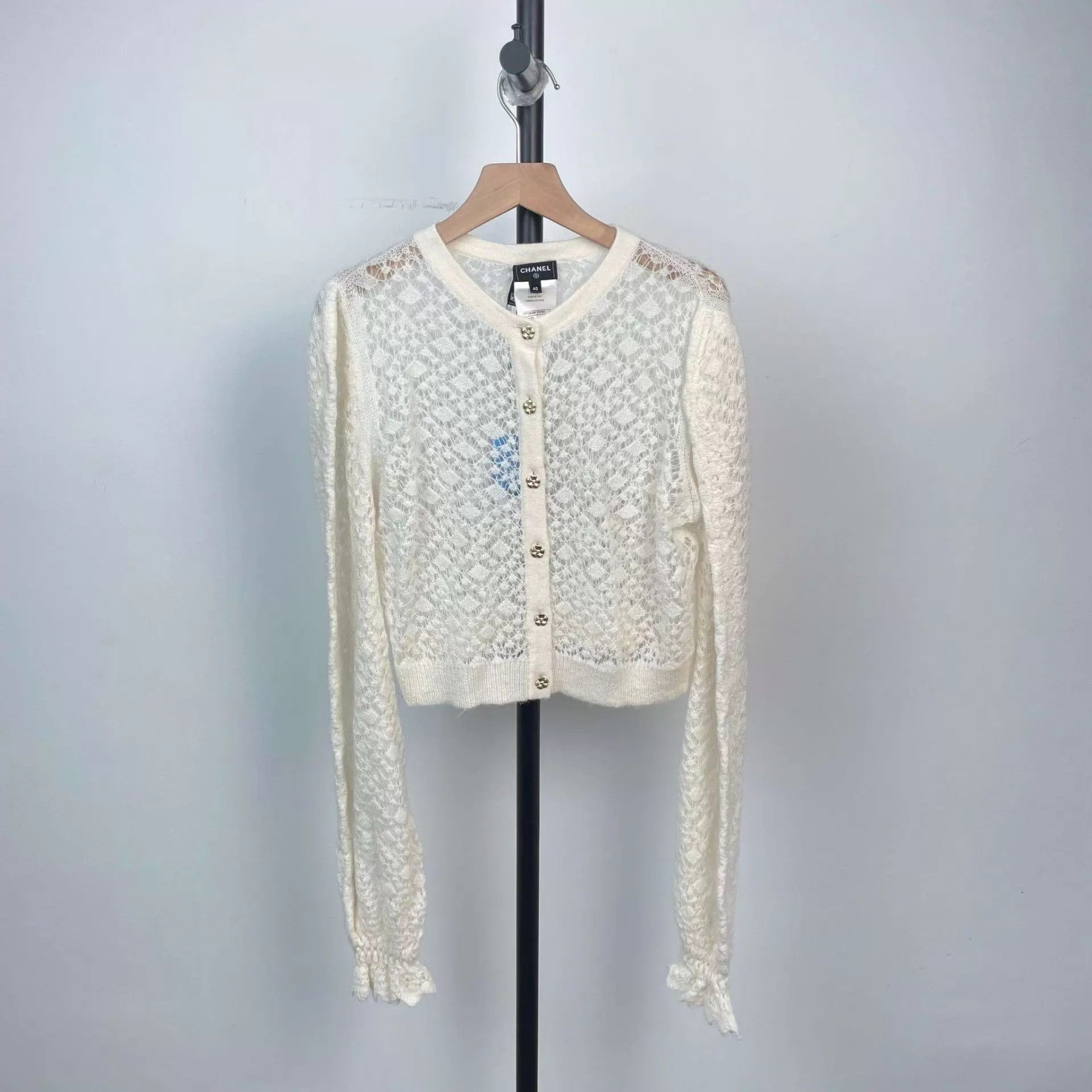 Chanel Chanel Knit Cardi Puff Ruffled Camellia Button 40 Size M / US 6-8 / IT 42-44 - 1 Thumbnail
