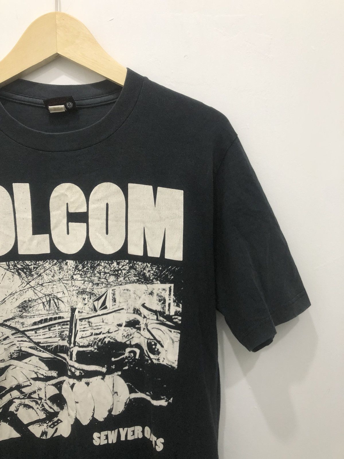 Vintage × Volcom Vintage 00s Volcom SkateBoarding Tshirt Tee Size US S / EU 44-46 / 1 - 2 Thumbnail