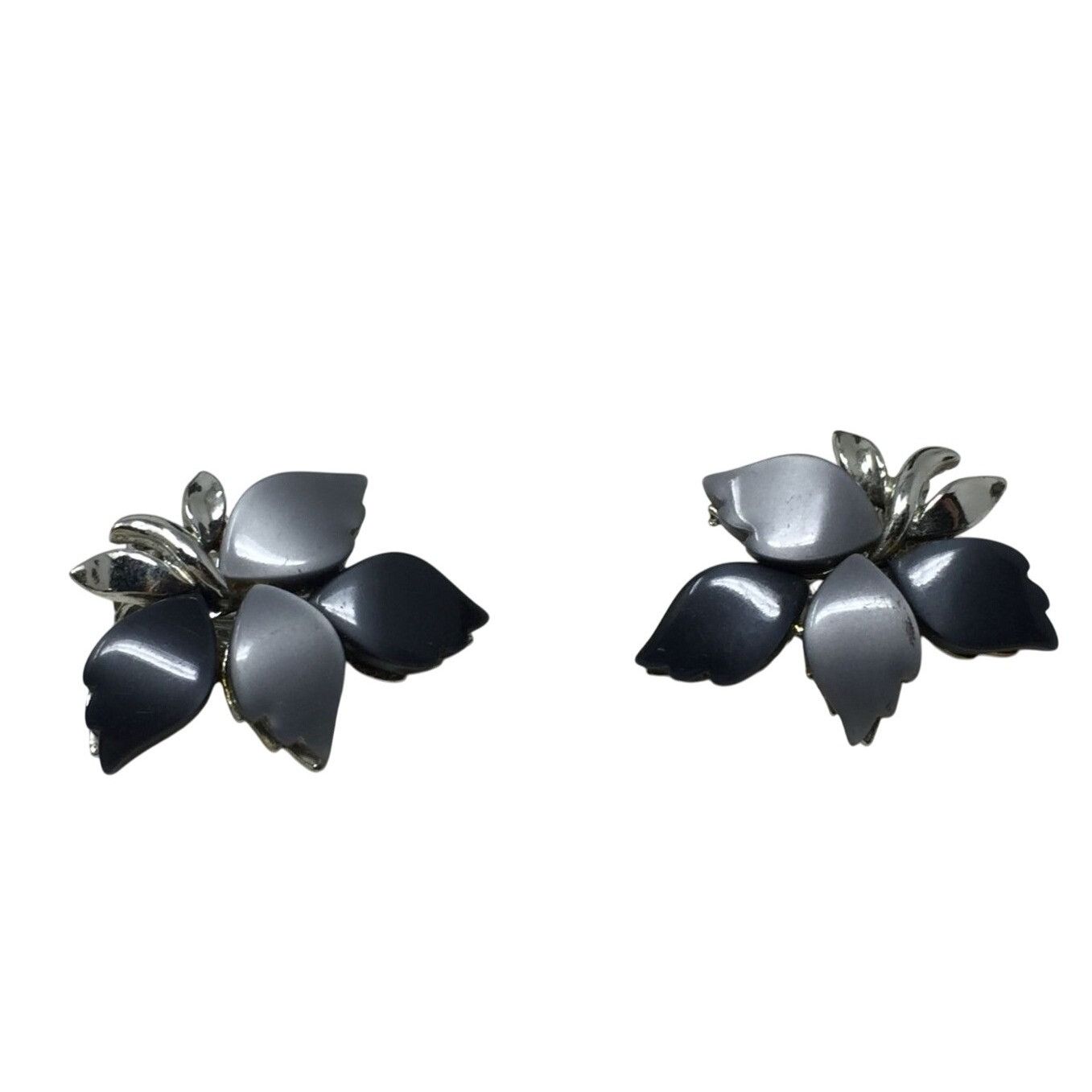 Other Vintage Women's Gray and Silver tone Clip On Earrings Size ONE SIZE - 1 Thumbnail
