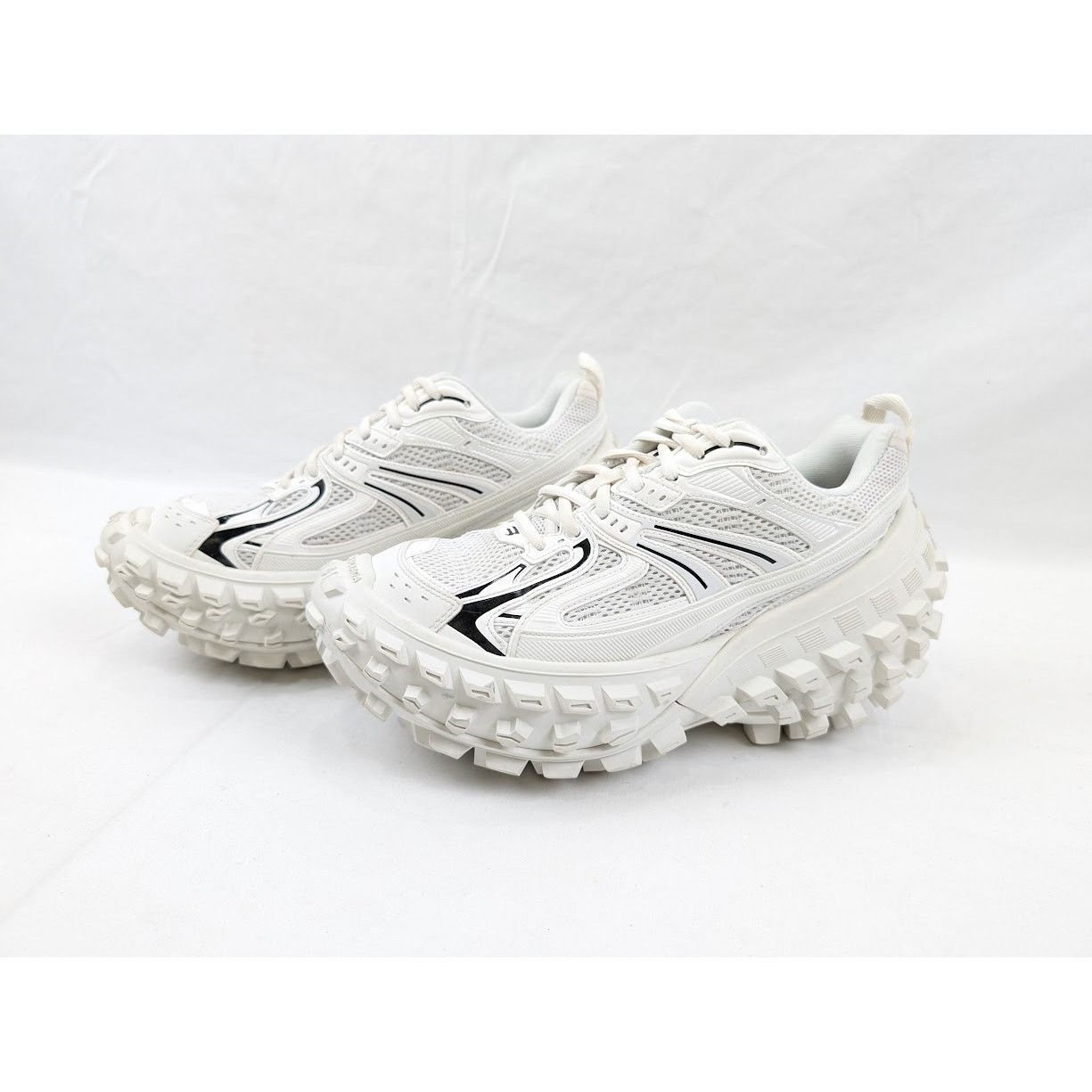 Balenciaga o1rshd1 Contrast Defender Bouncer in Eggshell/Black Size US 8 / EU 41 - 16 Thumbnail