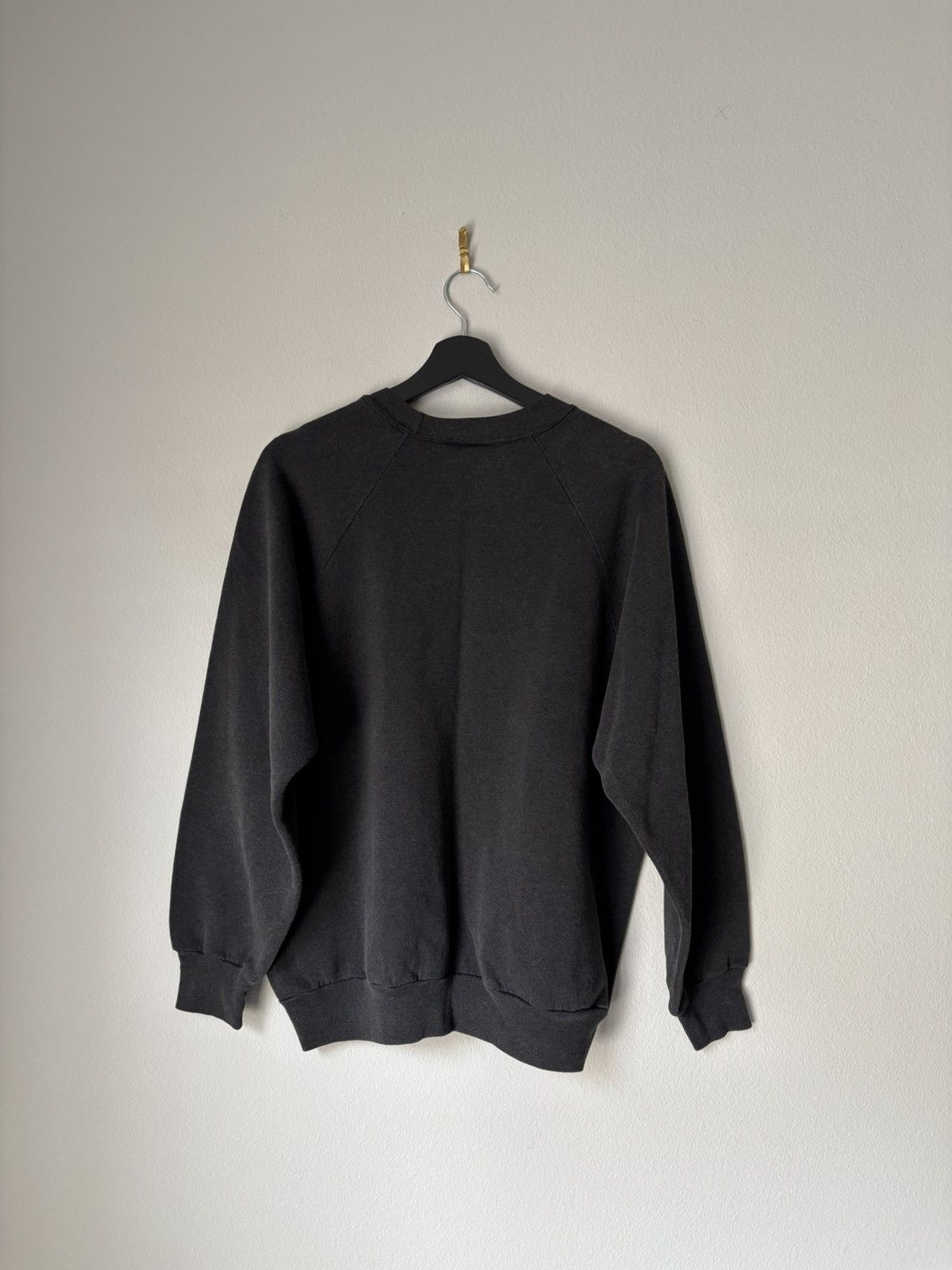 Vintage Vintage 80s Faded Gold’s Gym Crewneck Sweatshirt Size US L / EU 52-54 / 3 - 9 Thumbnail