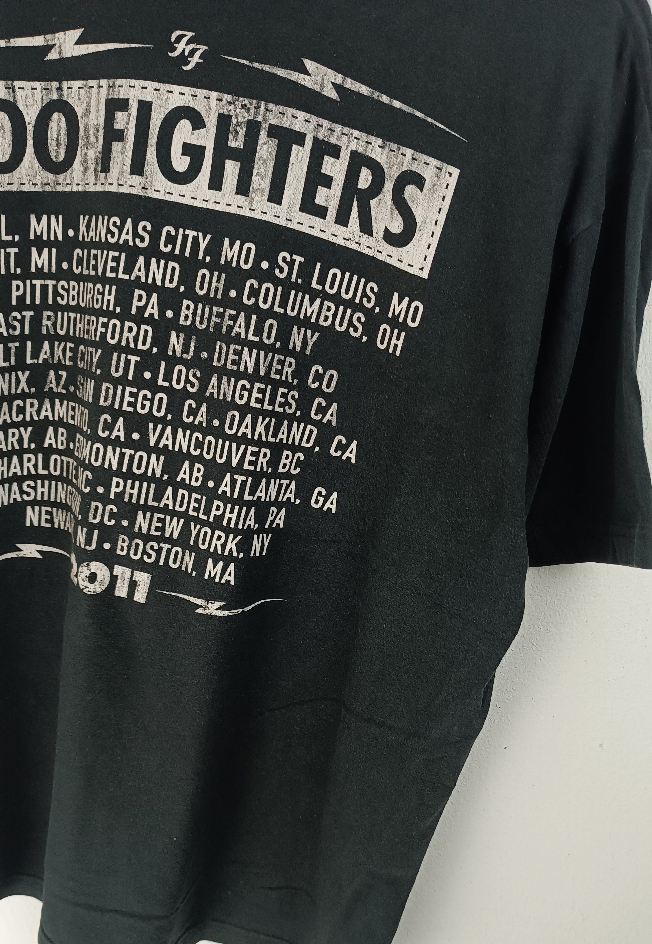 Band Tees VINTAGE 2011 FOO FIGHTERS WASTING LIGHT TOUR nirvana hole Size US L / EU 52-54 / 3 - 15 Thumbnail