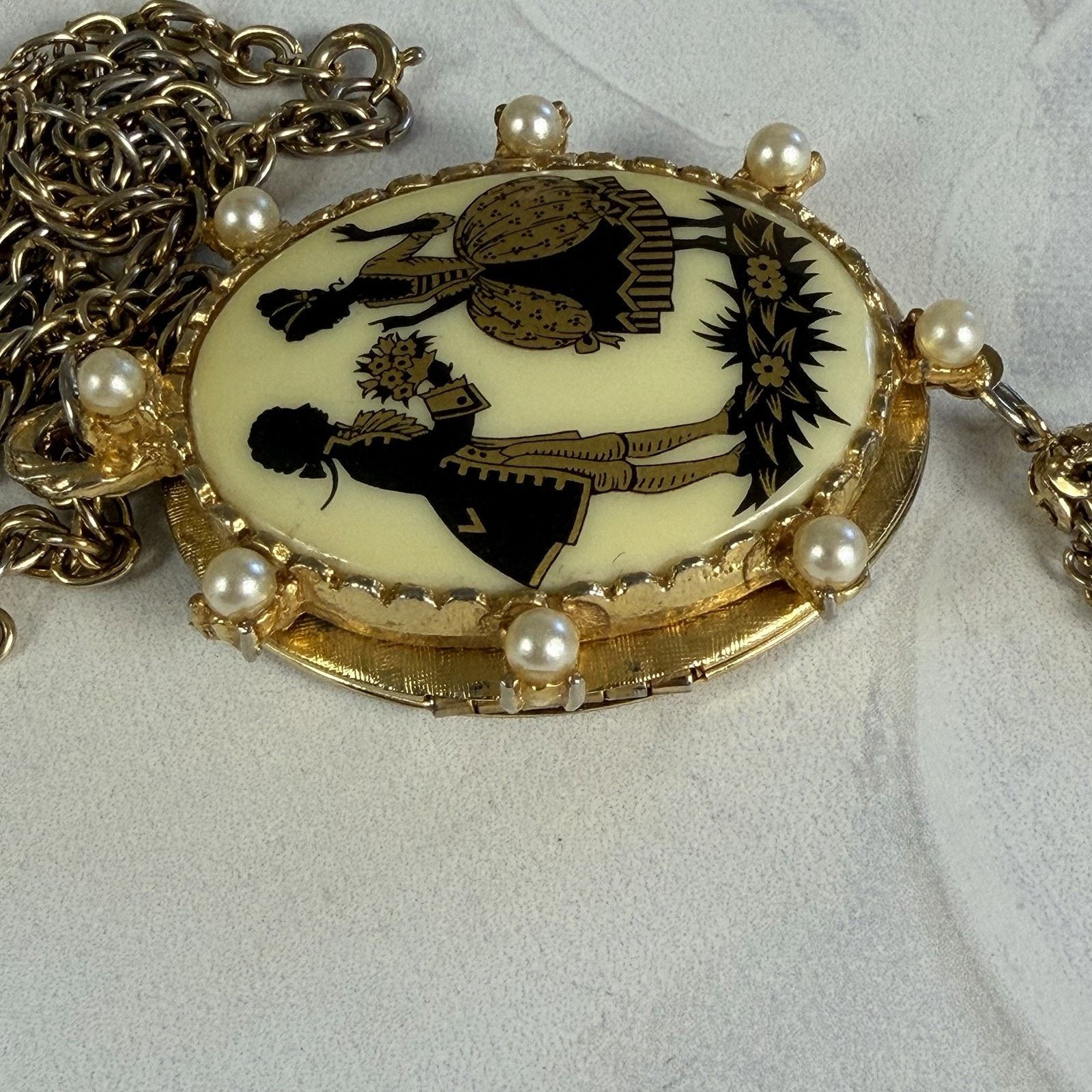 Other 1970s Victorian-Style Lovebirds Porcelain Photo Locket 17" Size ONE SIZE - 9 Thumbnail