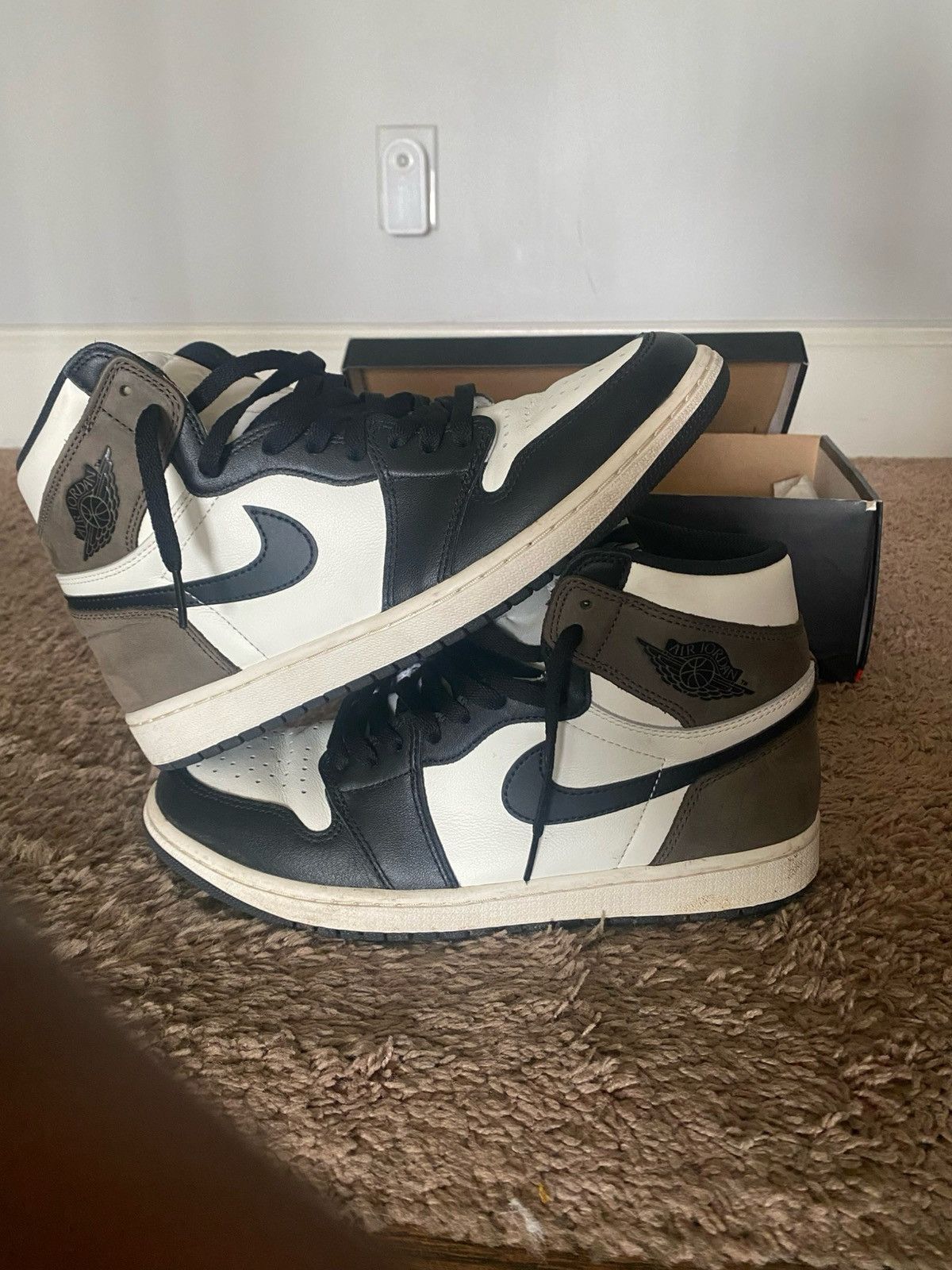 Jordan Brand Air Jordan 1 Retro High OG Dark Mocha Size US 10.5 / EU 43-44 - 3 Thumbnail
