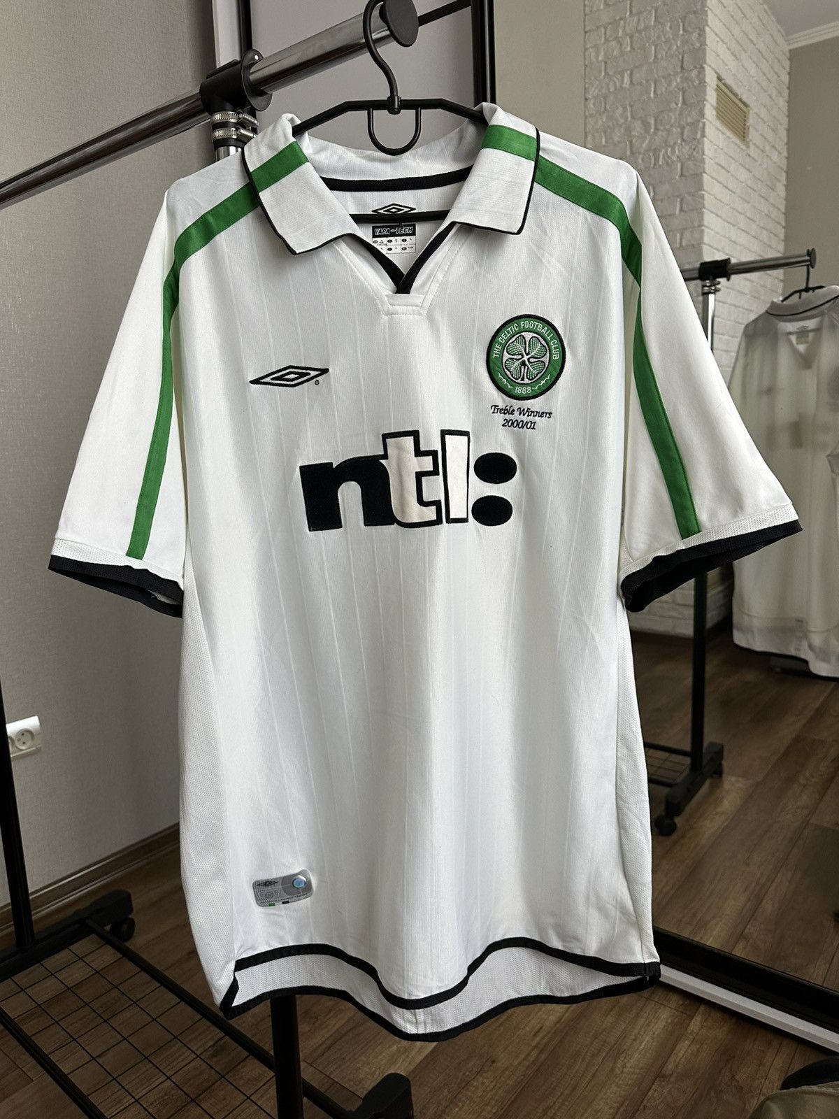 Umbro 2001/2002 Umbro Celtic FC Vintage Soccer Jersey T-Shirt Size US XL / EU 56 / 4 - 1 Thumbnail