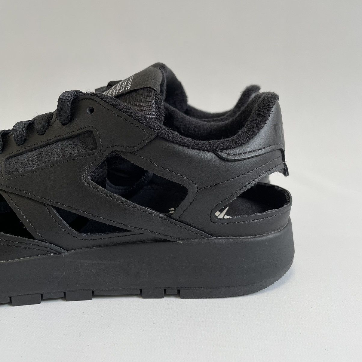 Maison Margiela × Reebok ‘Project 0 CL’ Tabi Cut Out Sneakers Size US 9 / IT 39 - 7 Thumbnail