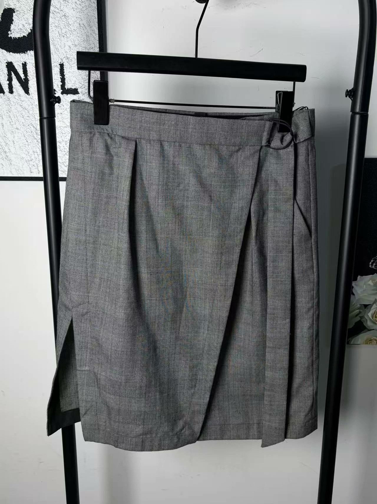 Louis Vuitton Louis Vuitton Wool White Skirt 30 Women Size 30" / US 8 / IT 44 - 1 Thumbnail