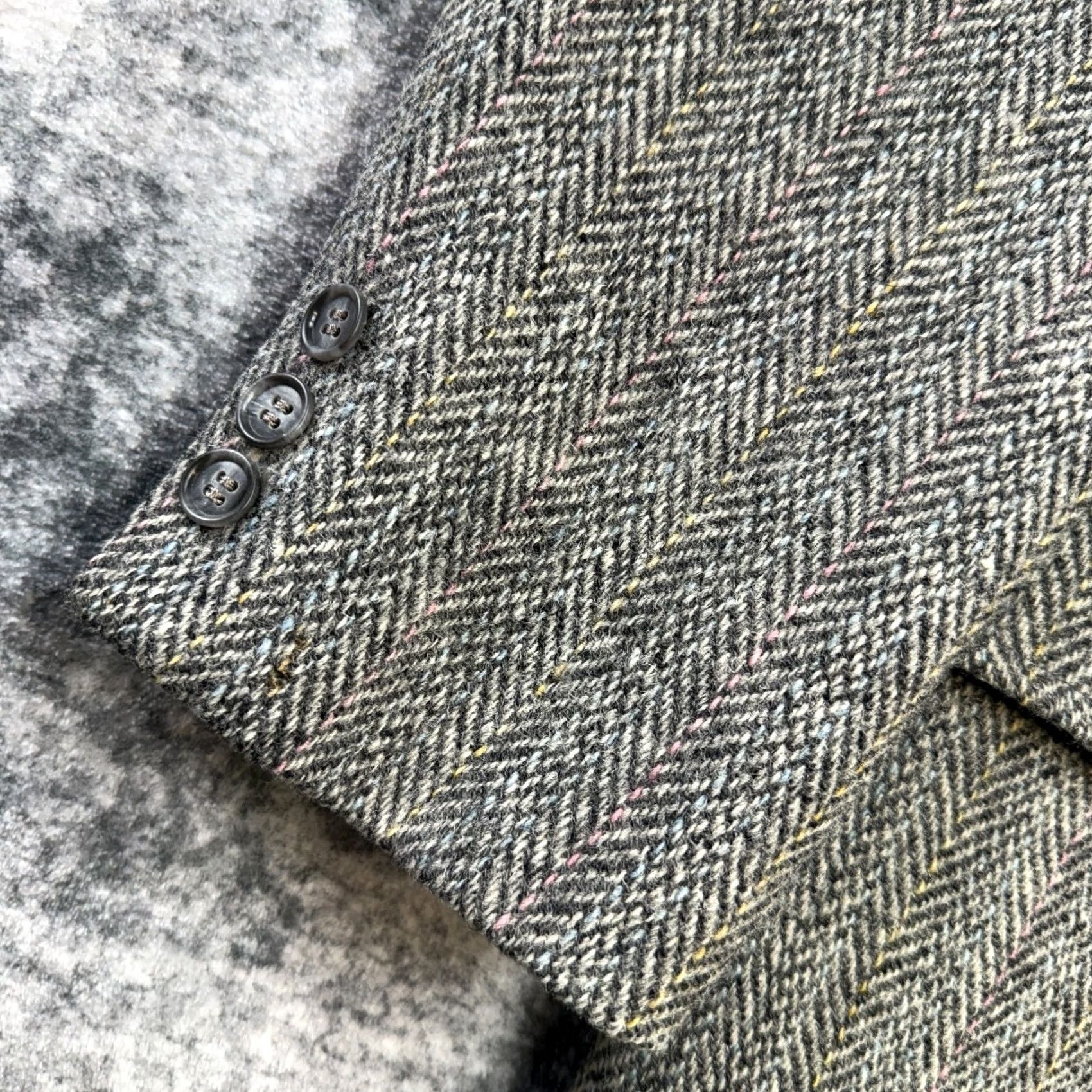Vintage VTG Harris Tweed Blazer Mens 44 Gray Herringbone John Weitz Single-Breasted 2-Button Notch Lapel Wool Tweed Blazer Jacket Vintage Academia Mens Size 44R - 5 Thumbnail