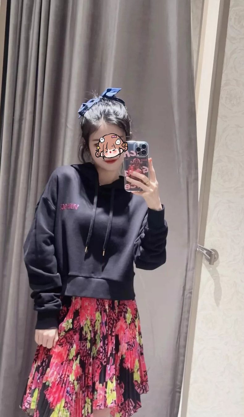 Versace Versace Black loose cropped hooded sweatshirt Size M / US 6-8 / IT 42-44 - 6 Thumbnail