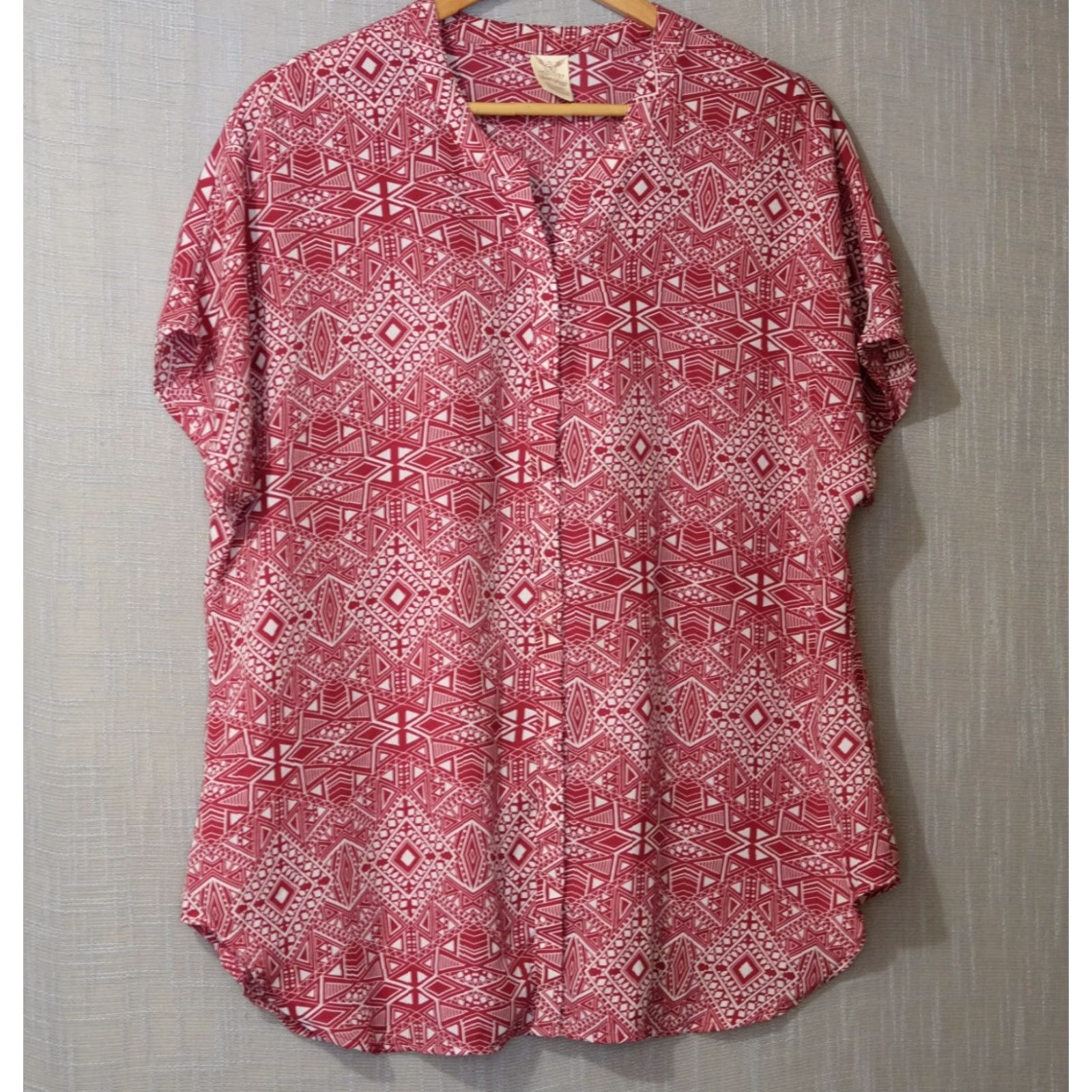 Faded Glory Faded Glory Shirt Tunic Womens 1X Deep Red/White Button Up Sheer Chiffon V-Neck Short Sleeve Geometric Lightweight Casual Workwear 1X Womens Size XL / US 12-14 / IT 48-50 - 2 Thumbnail