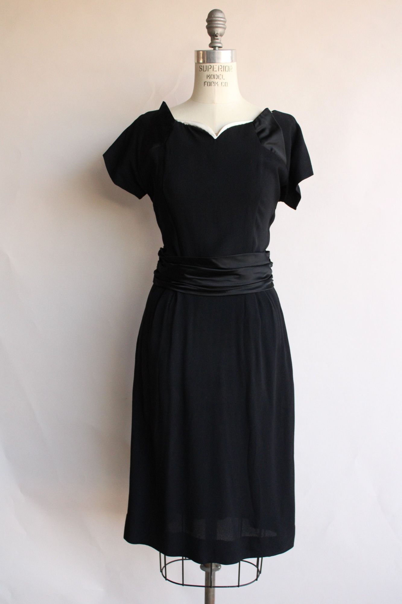 Vintage Vintage 1950s Dress, Black Rayon Dress With Cummerbund Belt Size S / US 4 / IT 40 - 2 Thumbnail