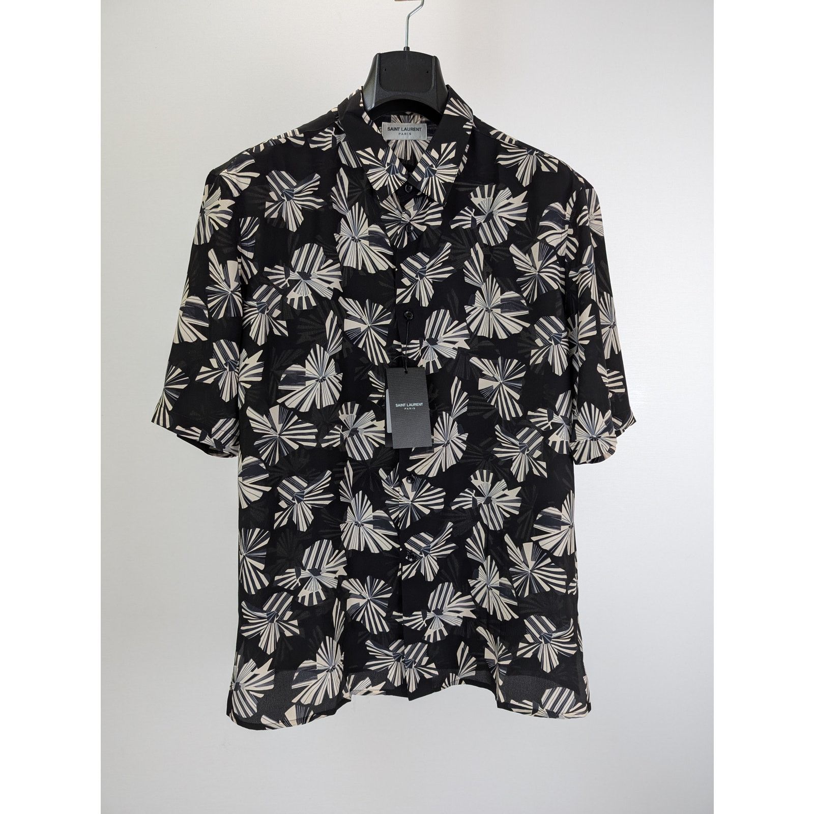 Saint Laurent Paris o1rshd1 Imprime Fleur Origami Half sleeve Shirt in Noir Size US S / EU 44-46 / 1 - 1 Thumbnail