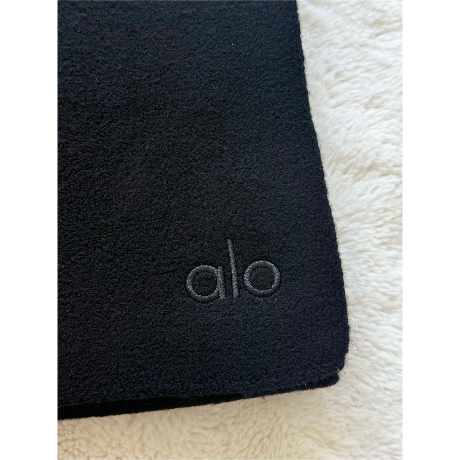 Alo Yoga NWT!!! ALO Yoga women wool unisex scarf Retail 180$ Size ONE SIZE - 2 Thumbnail
