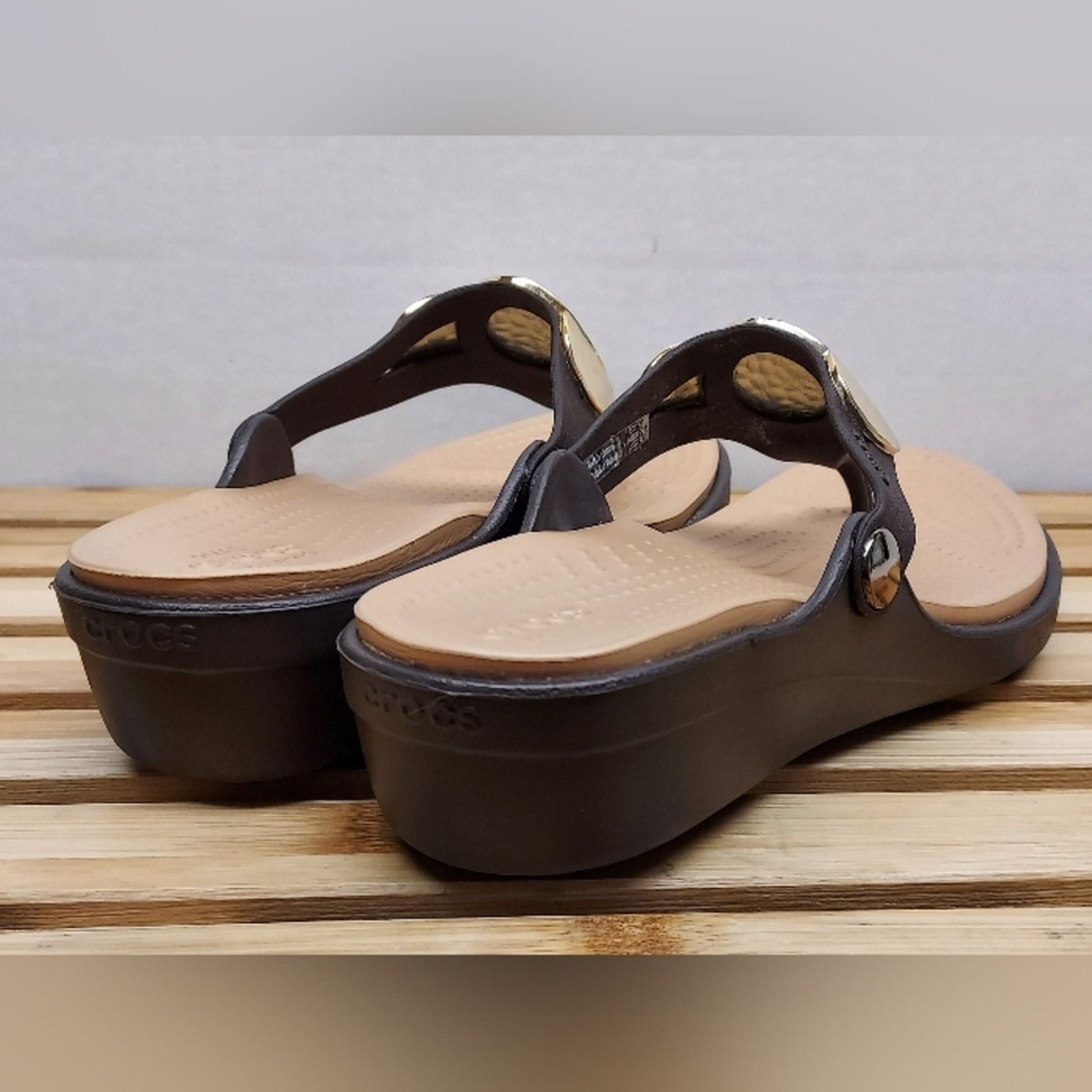 Crocs Crocs Womens Brown/Gold Sanrah Wedge Sandals Size 7 Size US 7 / IT 37 - 6 Thumbnail