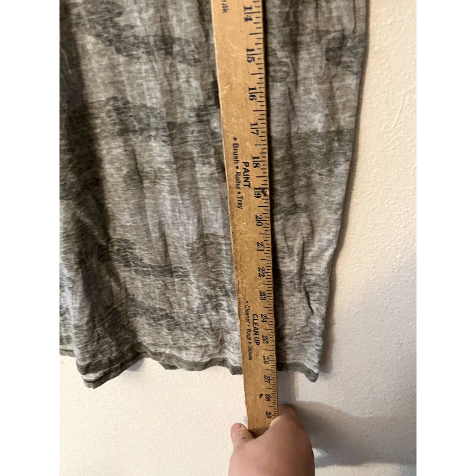 American Eagle Outfitters American Eagle Womens V Neck Tee Size Large Camo Green S/S Size L / US 10 / IT 46 - 4 Thumbnail
