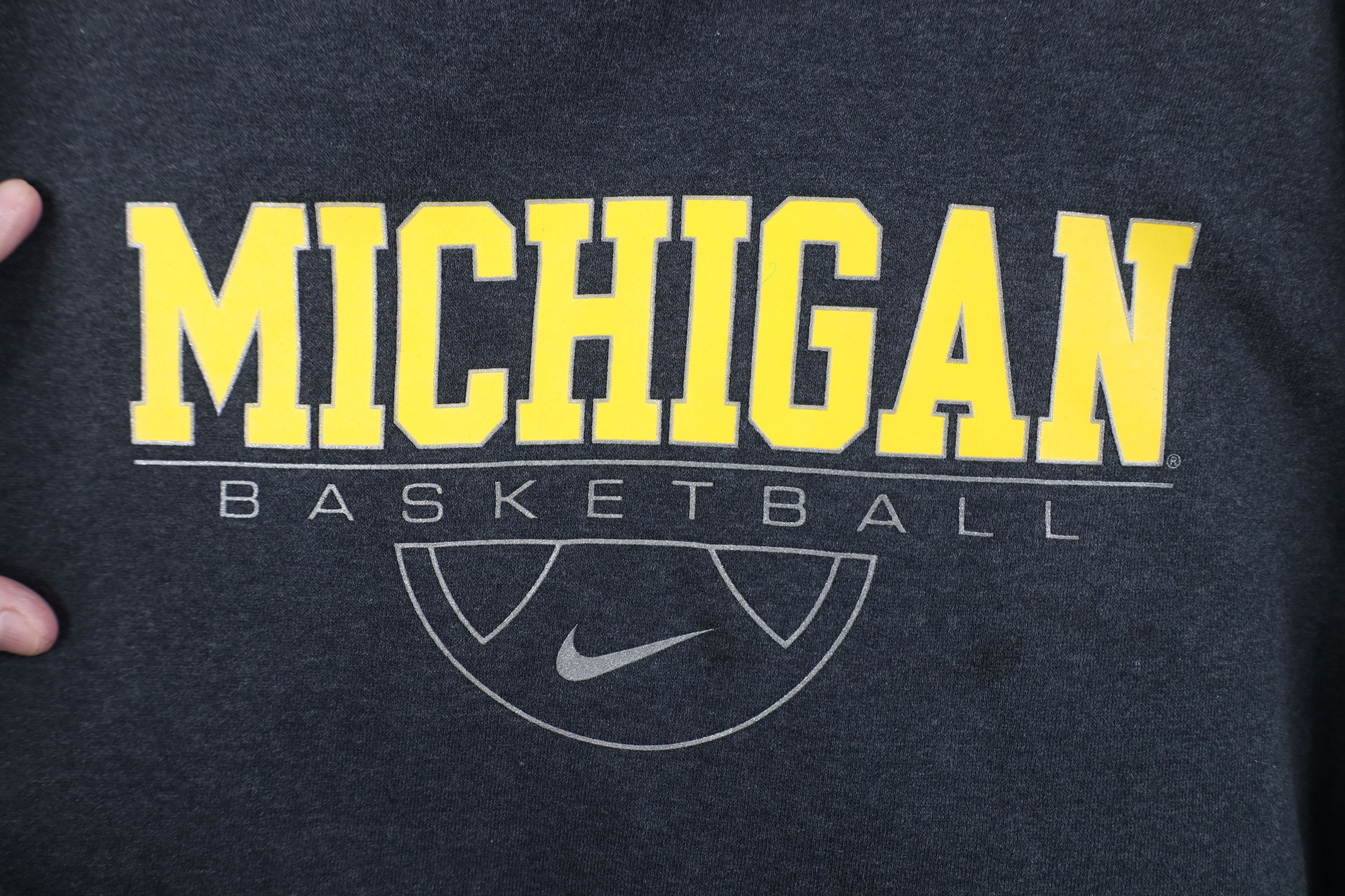 Nike Vintage Nike Swoosh University of Michigan Basketball Hoodie Size US M / EU 48-50 / 2 - 5 Thumbnail
