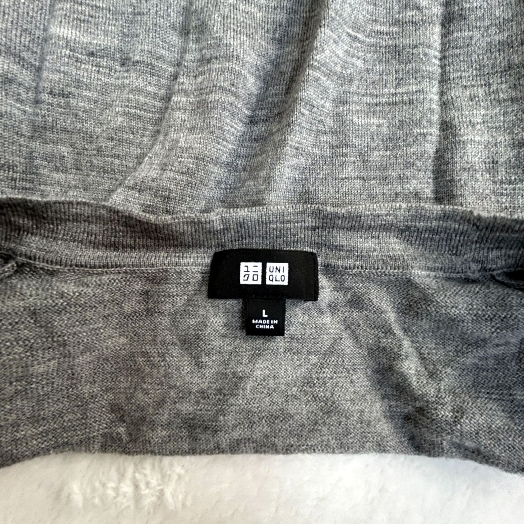 Uniqlo Uniqlo Mens Gray V-Neck Button-Up Cardigan Sweater Large Lightweight 100% Wool Size US L / EU 52-54 / 3 - 3 Thumbnail