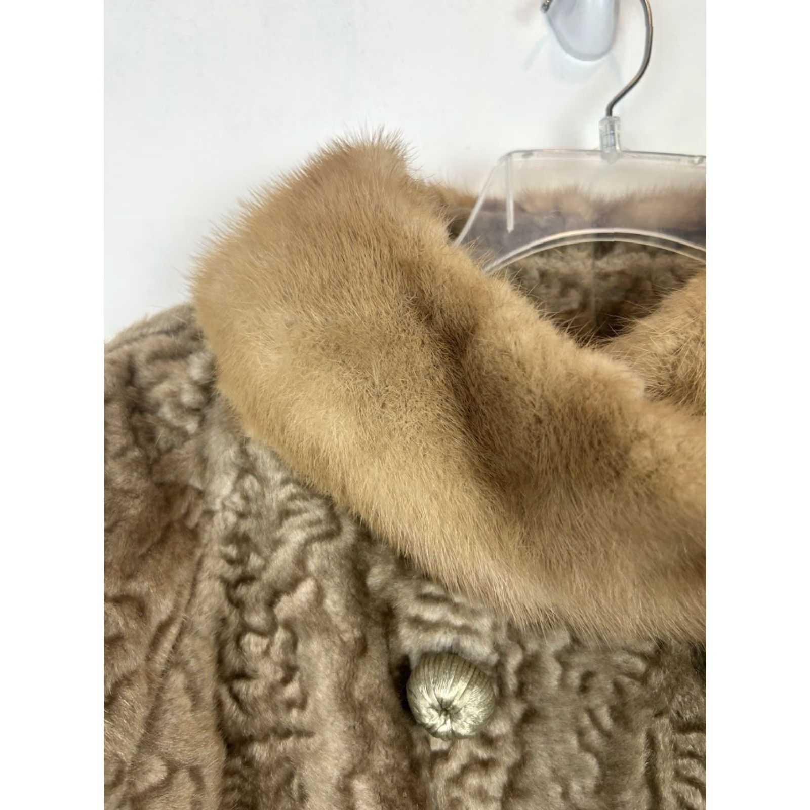 Vintage VINTAGE Bacara Coat Women Faux Fur Beige Mink Collar Cuffs 60s Overcoat Medium Winter Party/Cocktail Formal Satin Lining Button Size M / US 6-8 / IT 42-44 - 3 Thumbnail