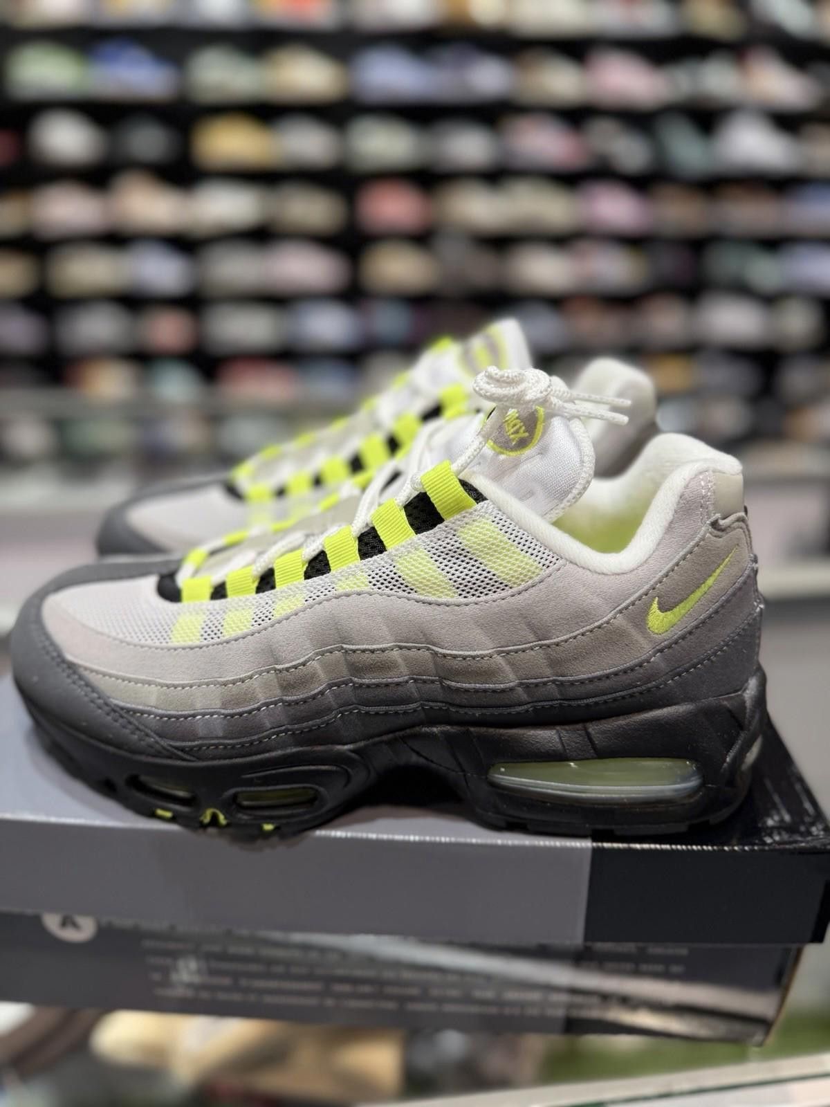 Nike Size 8 - Nike Air Max 95 OG 2025/2026 Neon (HM4740 001) Size US 8 / EU 41 - 5 Thumbnail