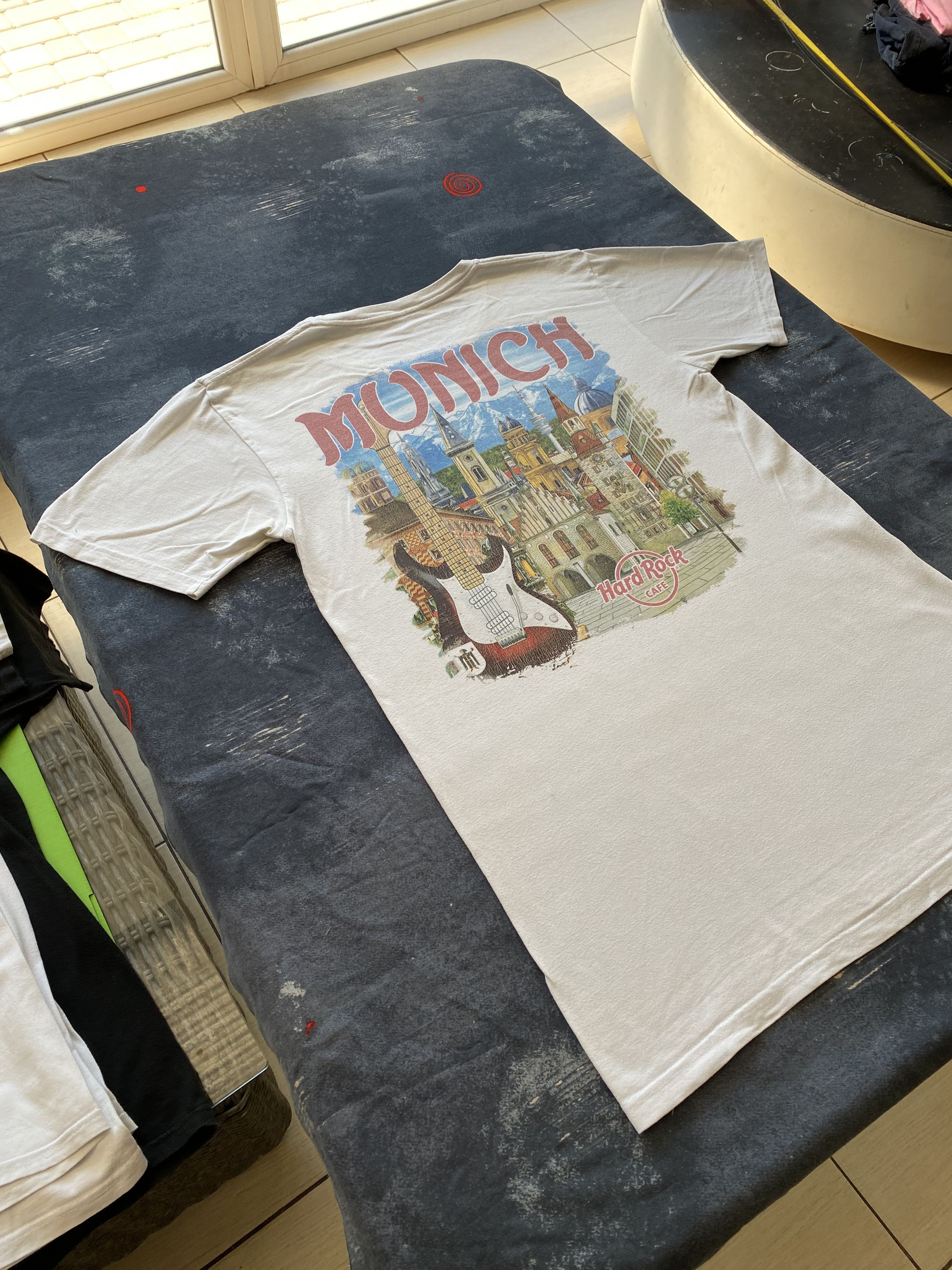 Hard Rock Cafe Hard Rock Cafe Vintage 2000s Munich White T-shirt Size US M / EU 48-50 / 2 - 24 Thumbnail