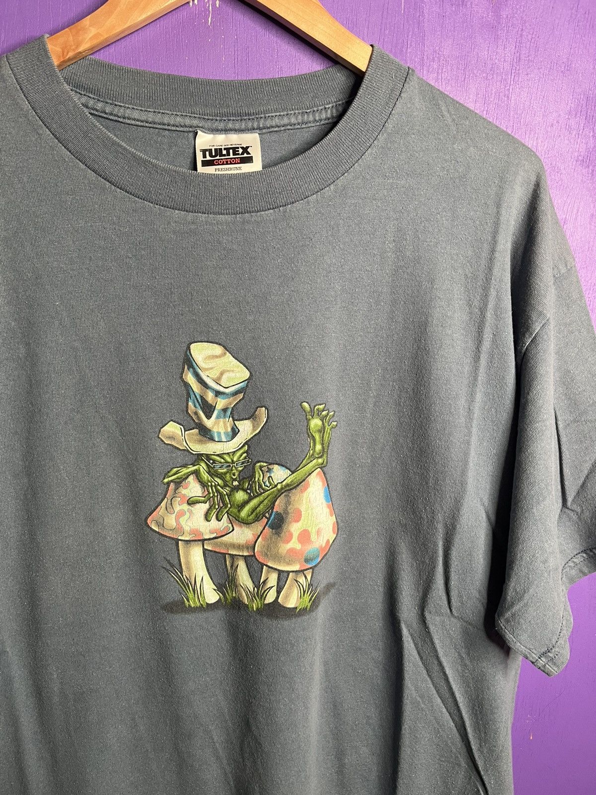 Vintage Vintage 90s Alien mushroom faded t-shirt Size US XL / EU 56 / 4 - 3 Thumbnail