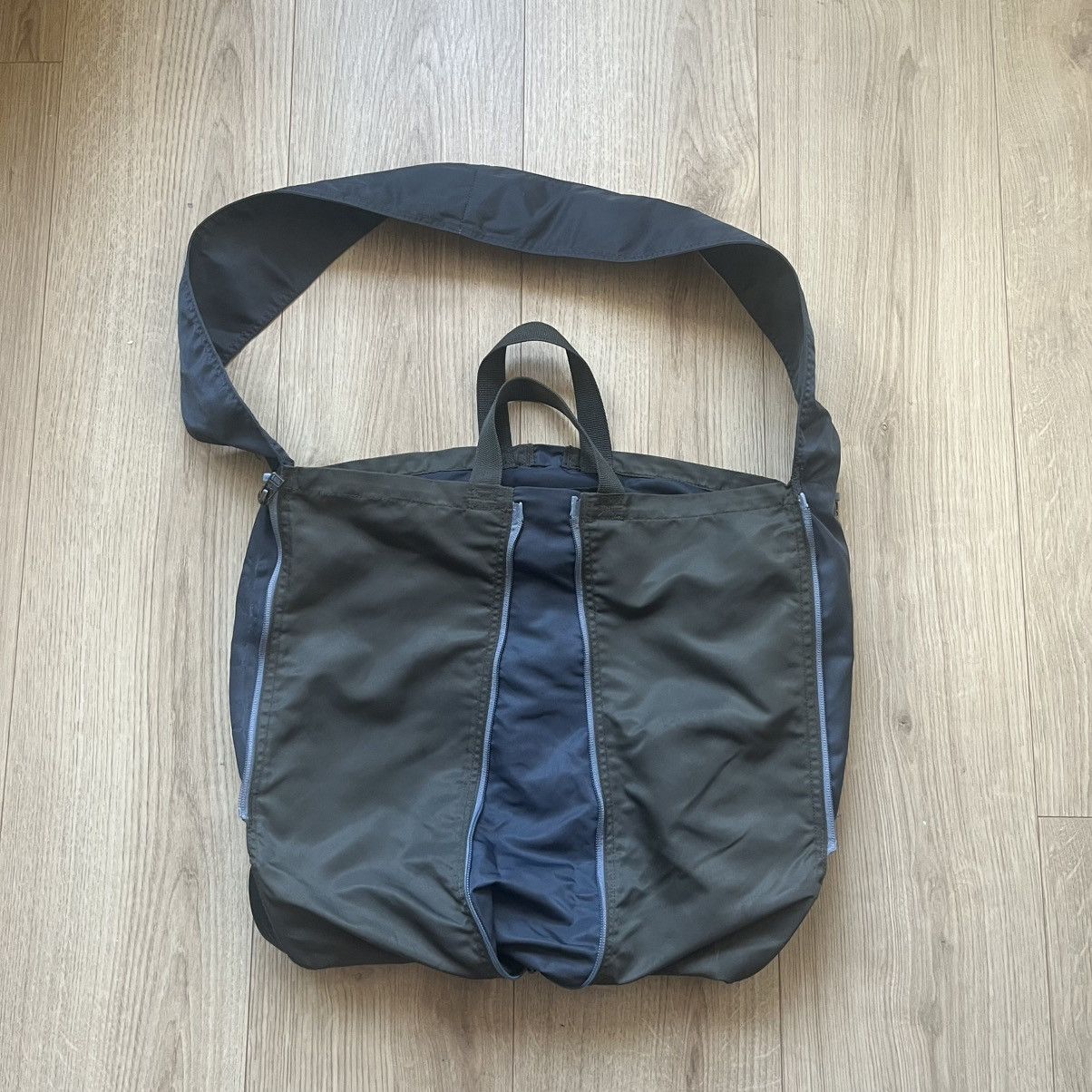 Kiko Kostadinov Fox Lab Expandable Bag in Olive/Blue Size ONE SIZE - 1 Thumbnail