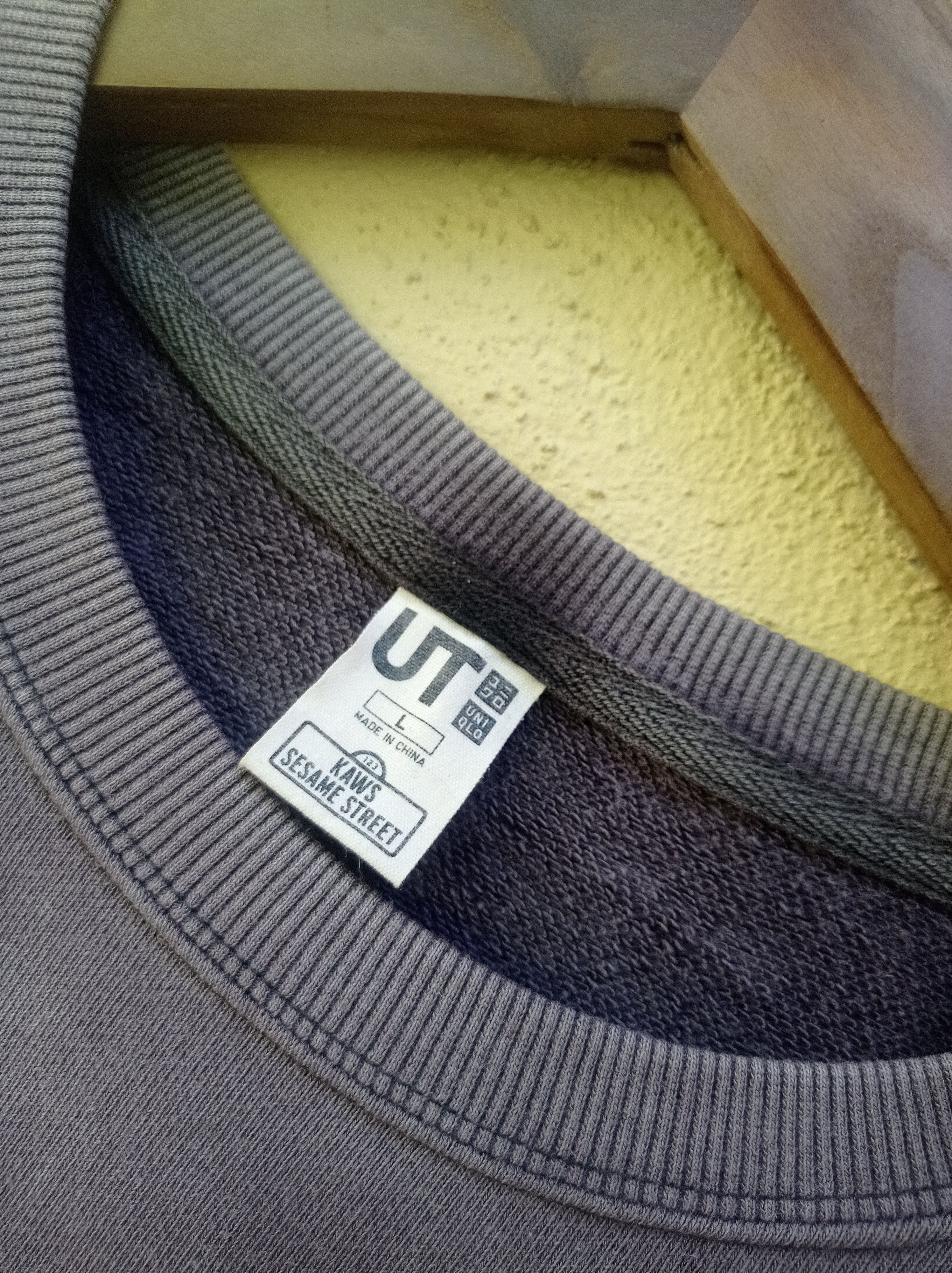 Kaws × Uniqlo Trashed faded kaws x sesame street crewneck Size US L / EU 52-54 / 3 - 7 Thumbnail