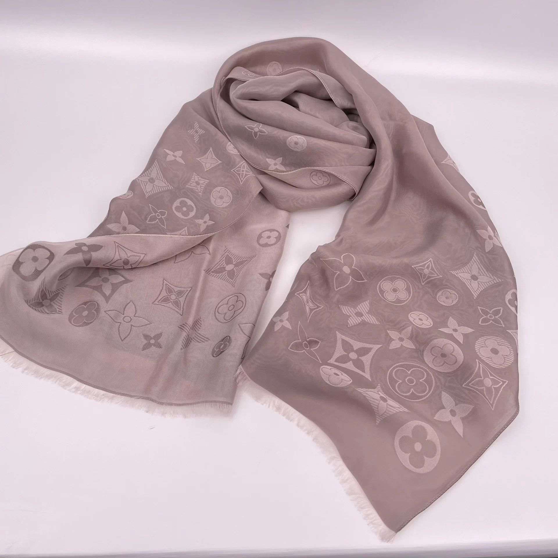 Louis Vuitton LV Silk Scarf Gray 170x45 Size ONE SIZE - 2 Thumbnail