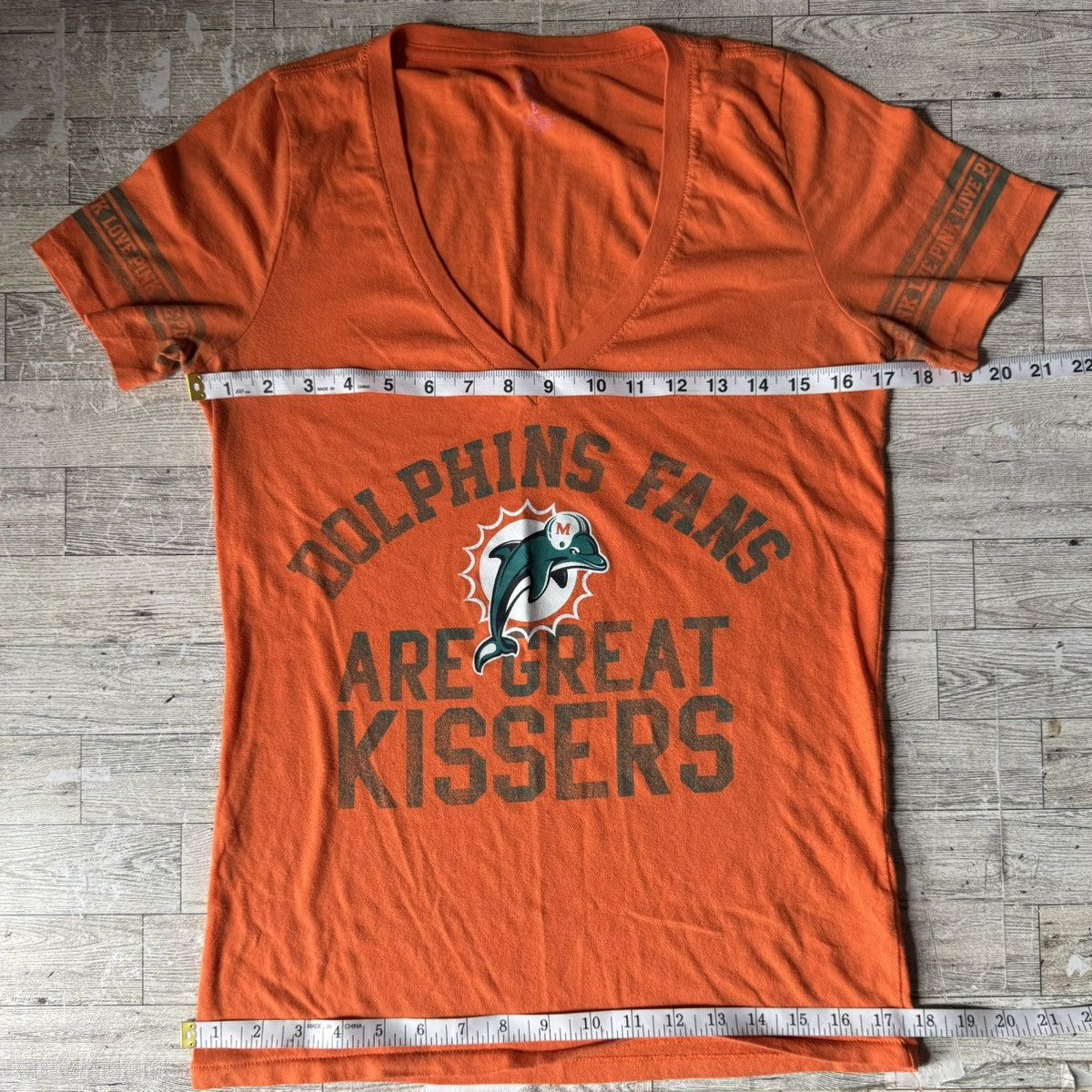 Pink × Victoria's Secret × Vintage Pink x NFL x 5th & Ocean, Retro, Dolphins’ Fan V-Neck Tee Size L / US 10 / IT 46 - 9 Thumbnail
