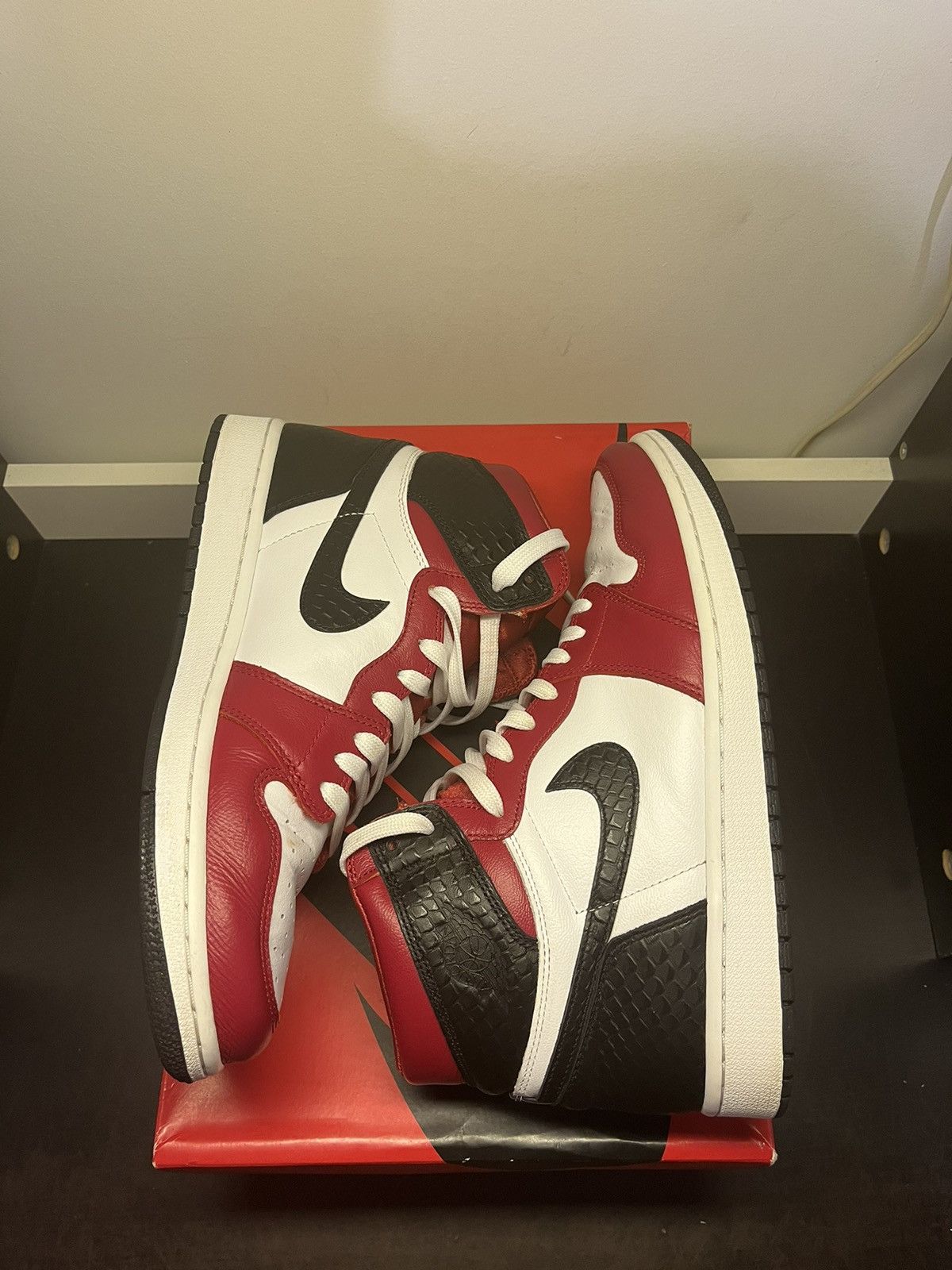 Jordan Brand Jordan 1 Satin Snake Chicago Women’s 10.5 Men’s 9 CD0461-601 Size US 9 / EU 42 - 2 Thumbnail