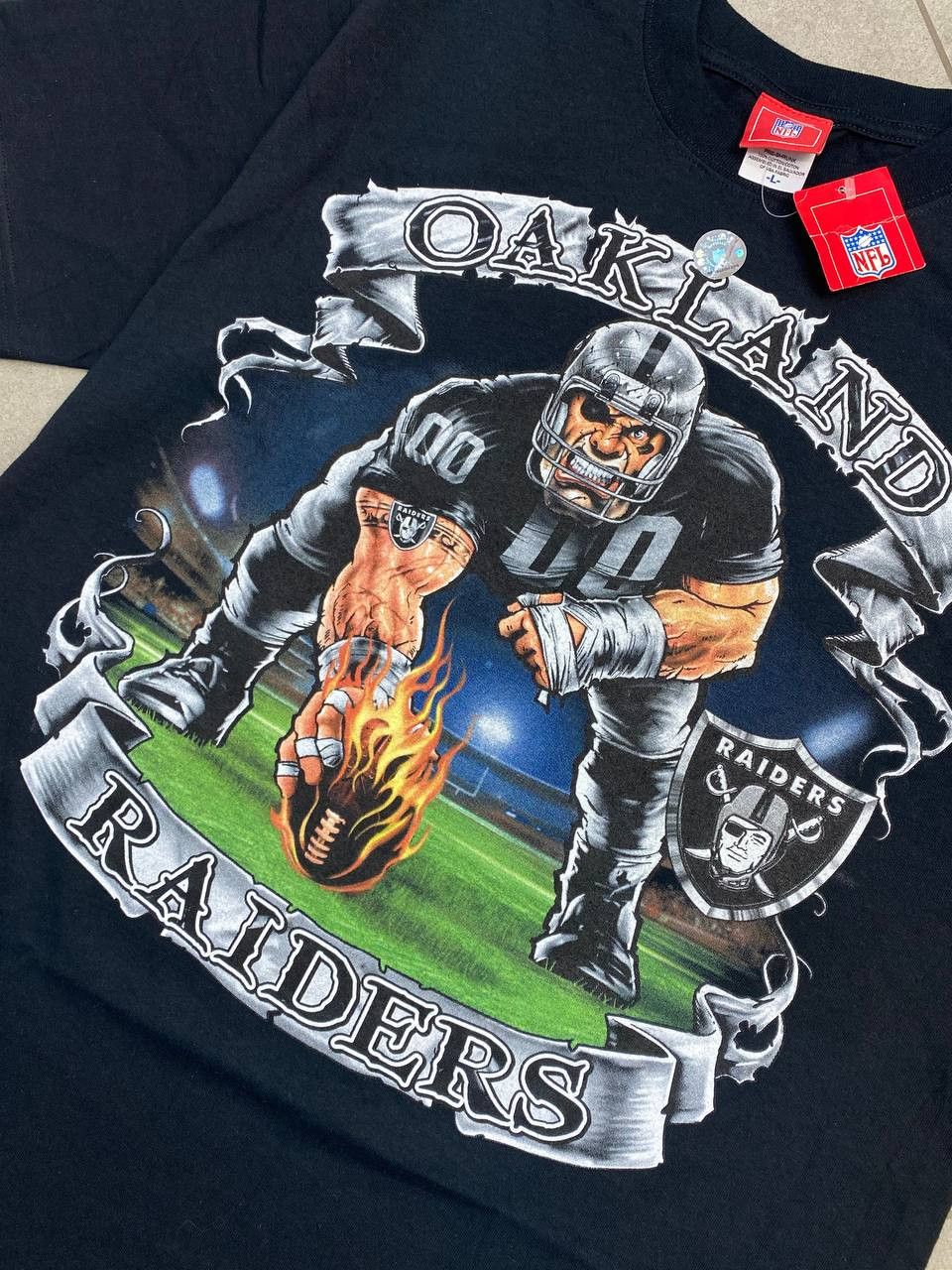 NFL Vintage NFL Oakland Raiders Mad Player Print T-Shirt Size US L / EU 52-54 / 3 - 6 Thumbnail