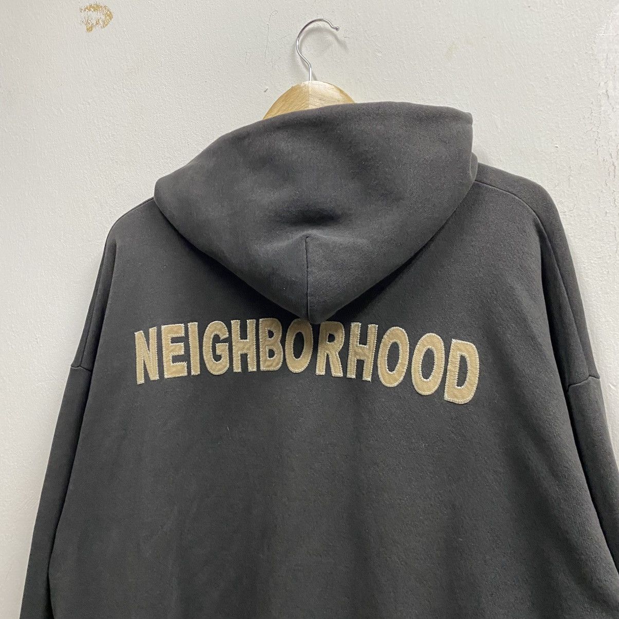 Neighborhood VINTAGE 90s NEIGHBORHOOD Gold Spellout Logo Zipper Hoodie Size US XL / EU 56 / 4 - 3 Thumbnail