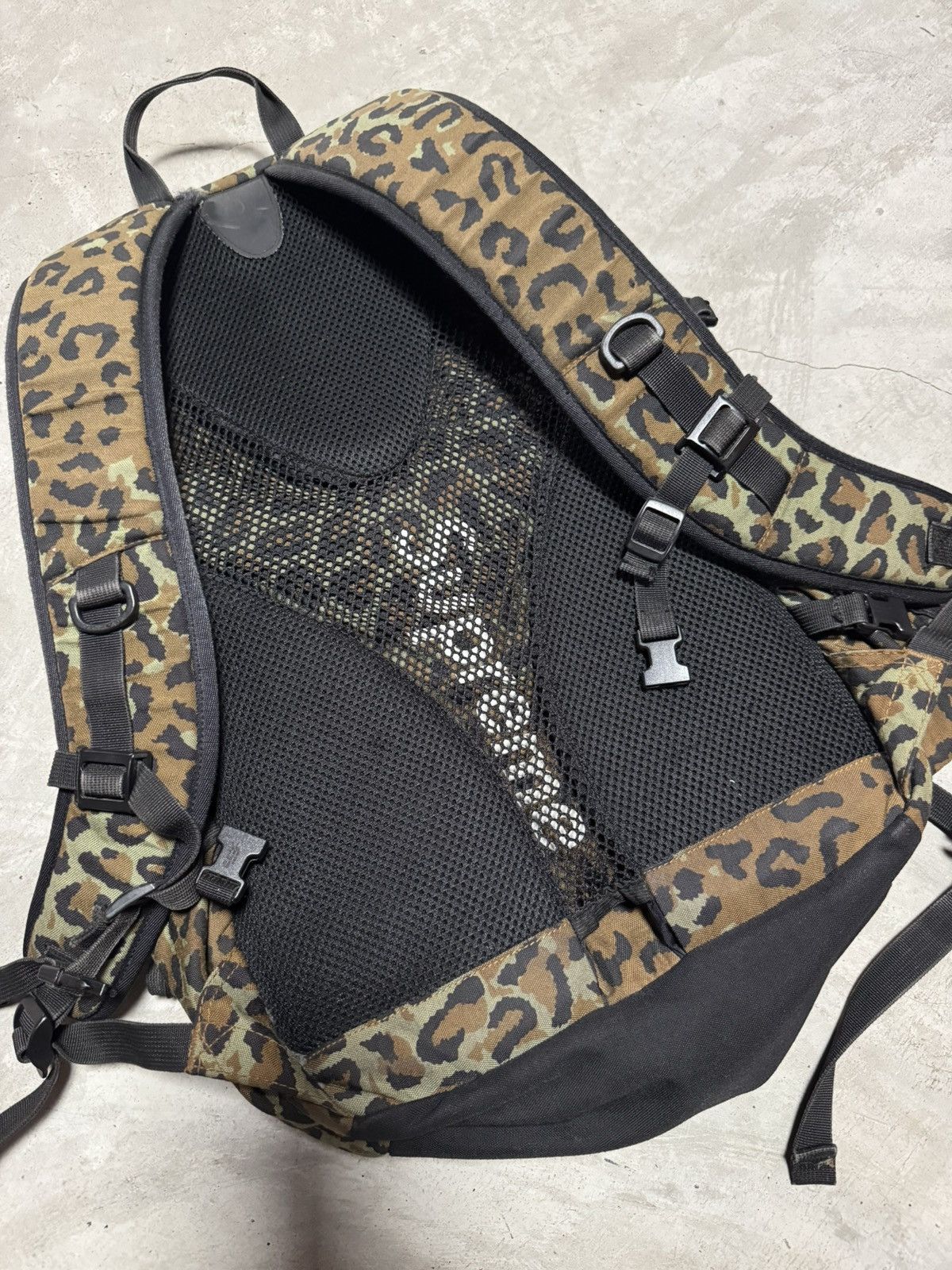 Supreme Supreme Leopard Camo Guide 28 Backpack SS10 2010 Bag RARE OG Size ONE SIZE - 6 Thumbnail