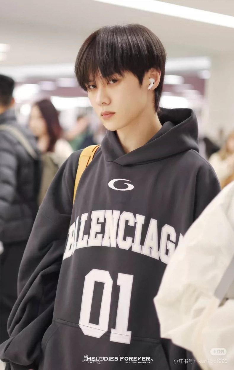 Balenciaga Balenciaga Loop basketball embroidery Logo sweater Size US XS / EU 42 / 0 - 7 Thumbnail